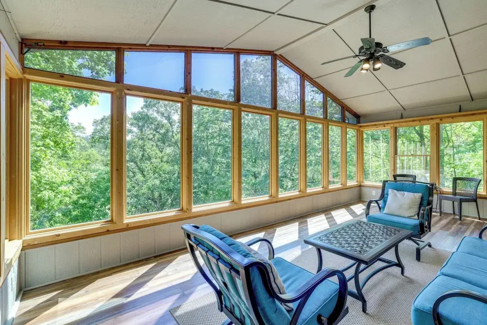 The Bella Vista Lakeside Treehouse: Dock & Kayaks!