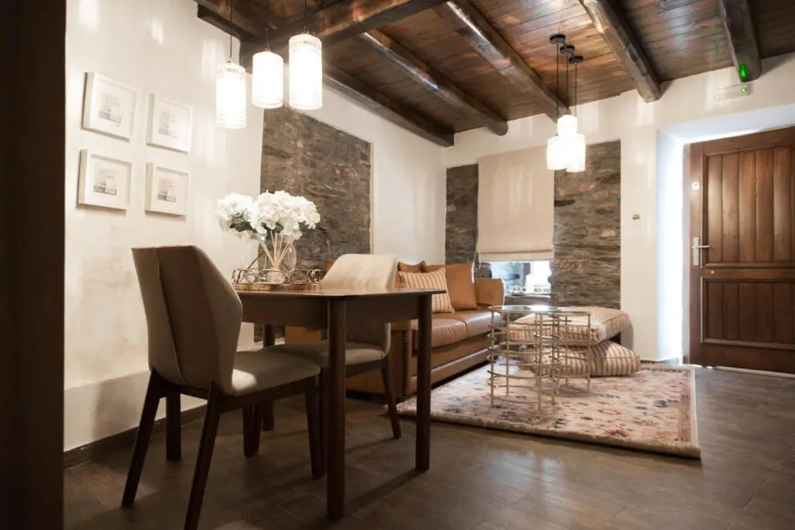 1822 Makrinitsa Suites