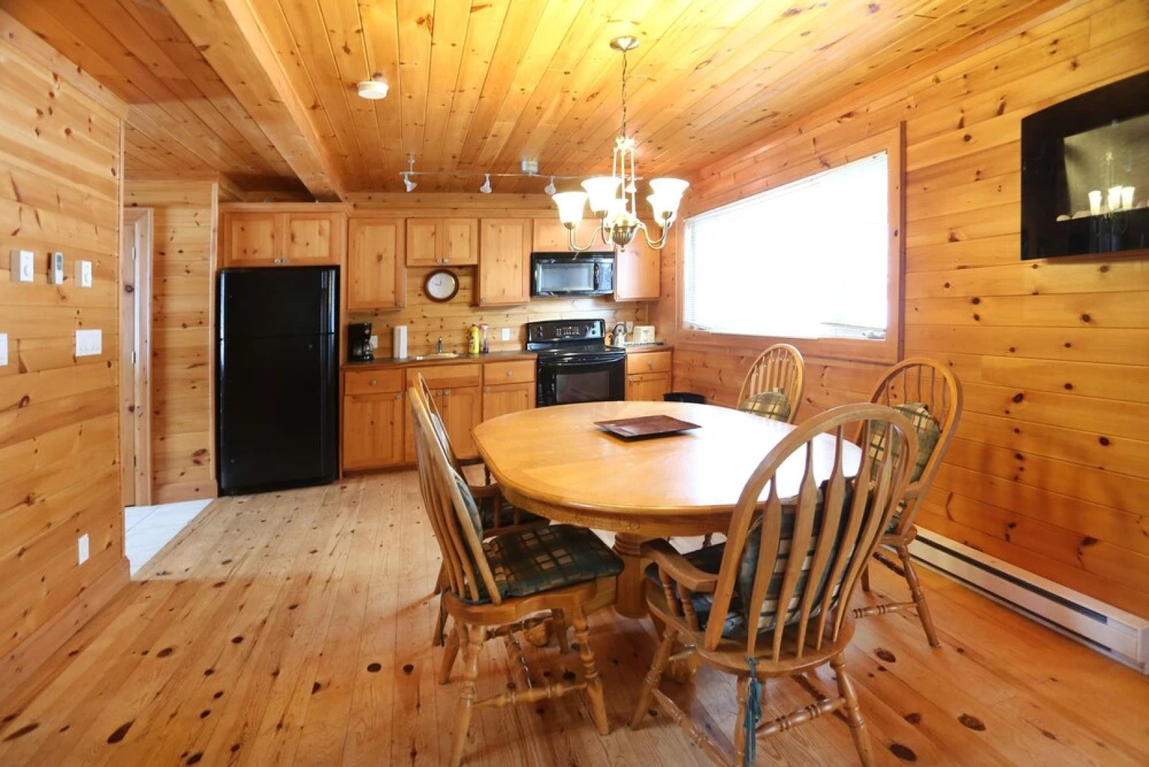 Lakefront Cottage Marina View