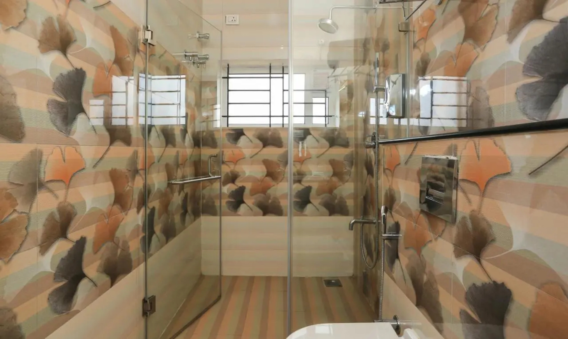 Treebo Light House, 900 Mtrs From Botanical Garden