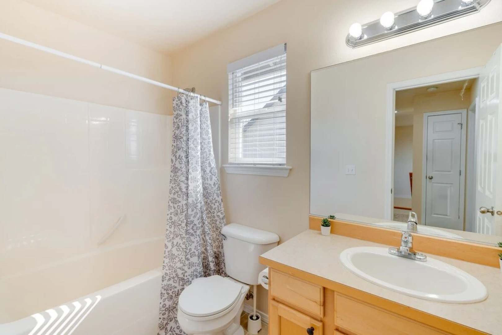 Bothell Retreat: Home Gym, Fireplace & More!