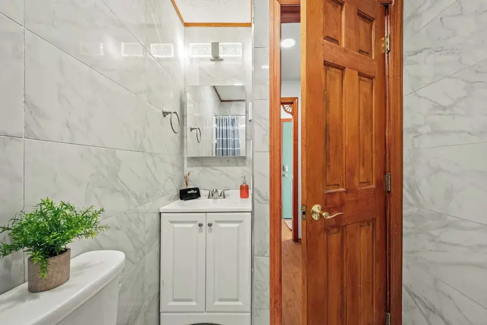 Stylish Renovated Home Open Layout, Coffee Bar + Near Hiking & Waterfalls