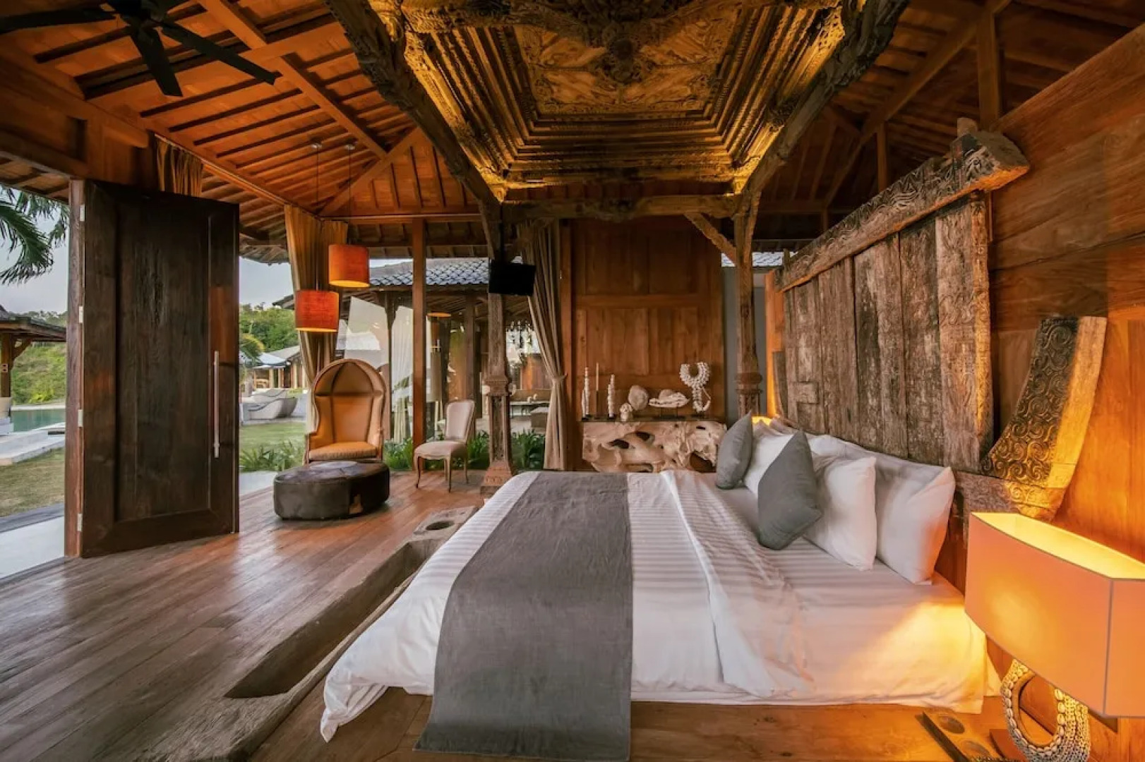 Palatial Wooden Villa, 4br, Lovina