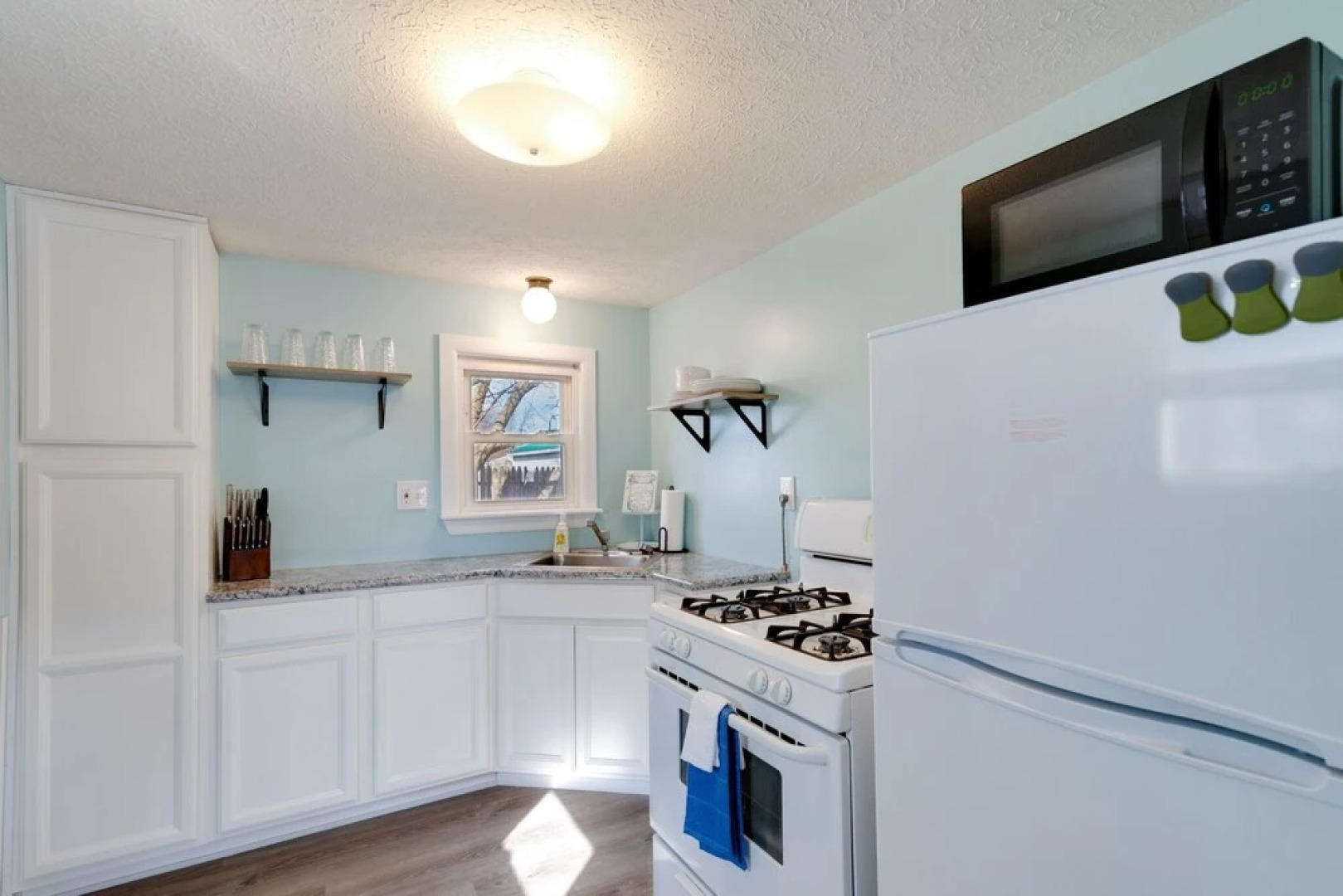 Niagara Rd Cottage In Perfect Location To Visit Lake Erie Or Cleveland 1 Bedroom Home by Redawning