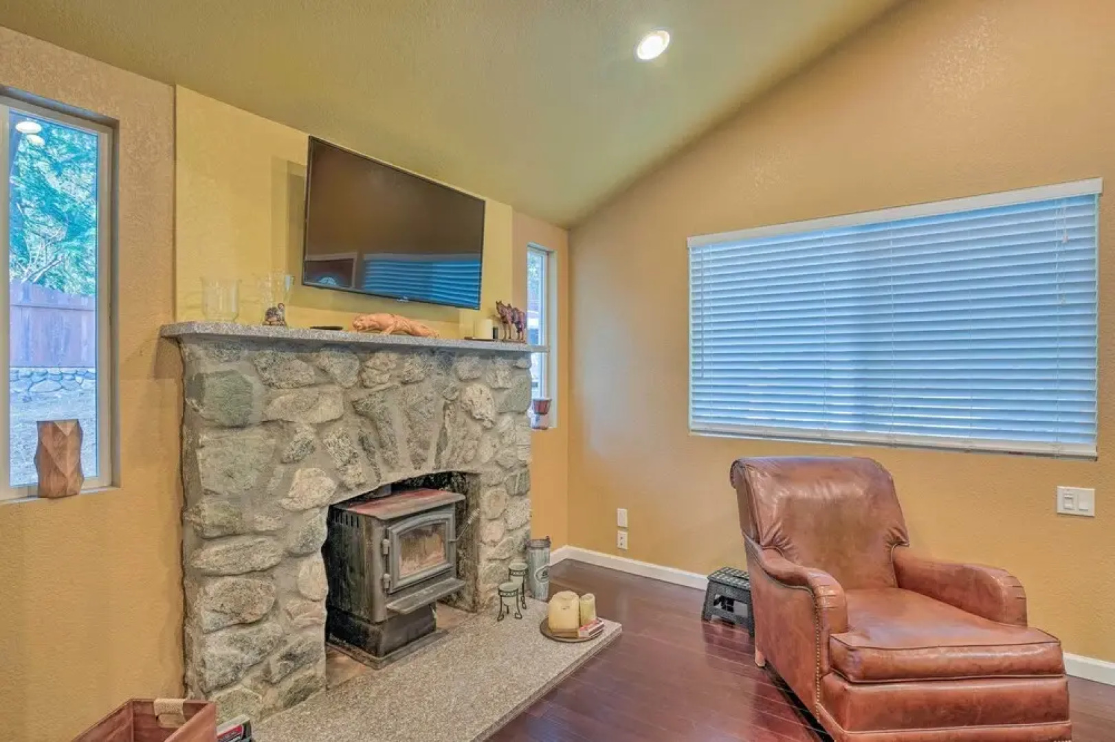 Cozy Cottage w/ Grill - 5 Mi to Mt Baldy Resort!