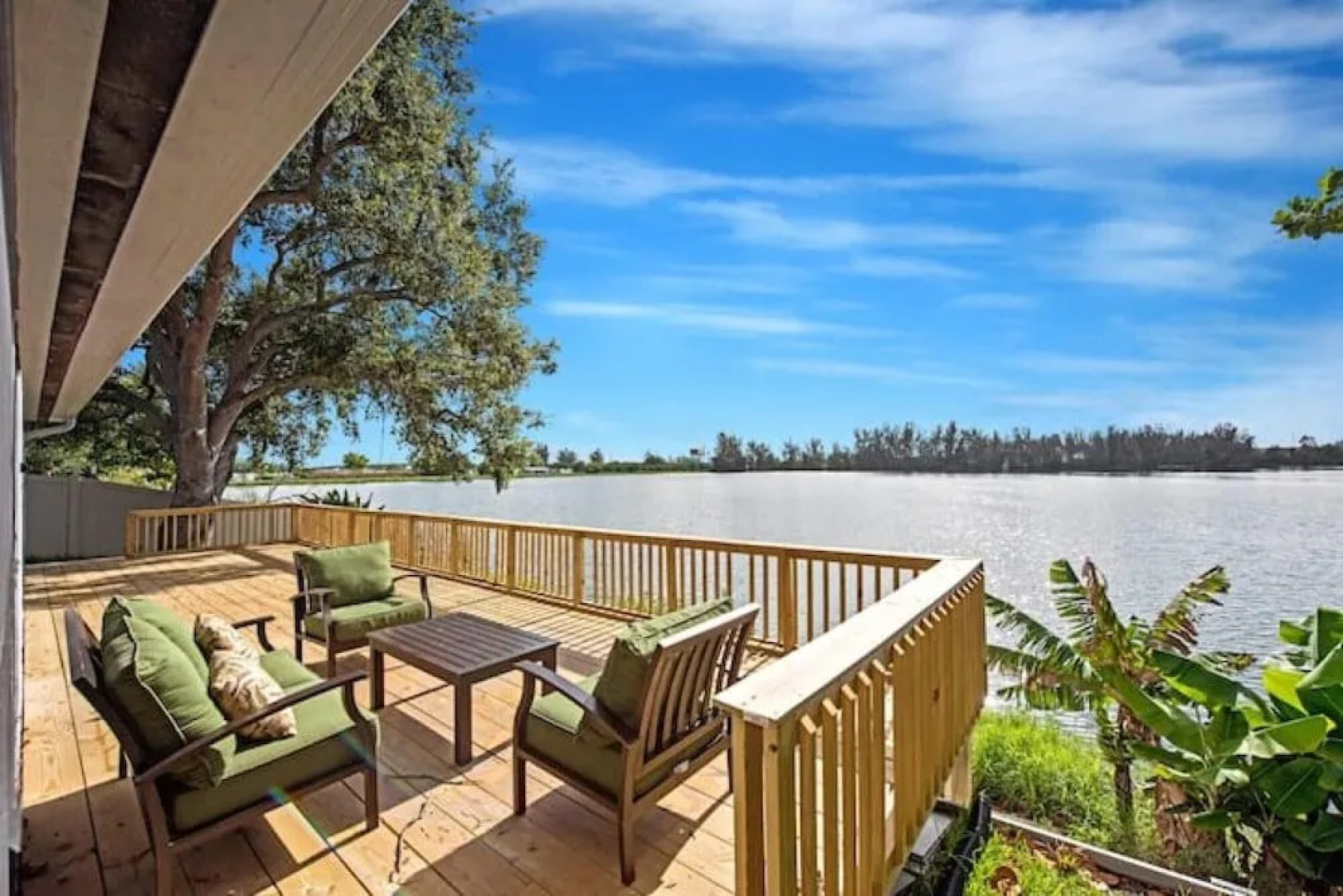 Lake view close to Hard Rock Casino smart TV