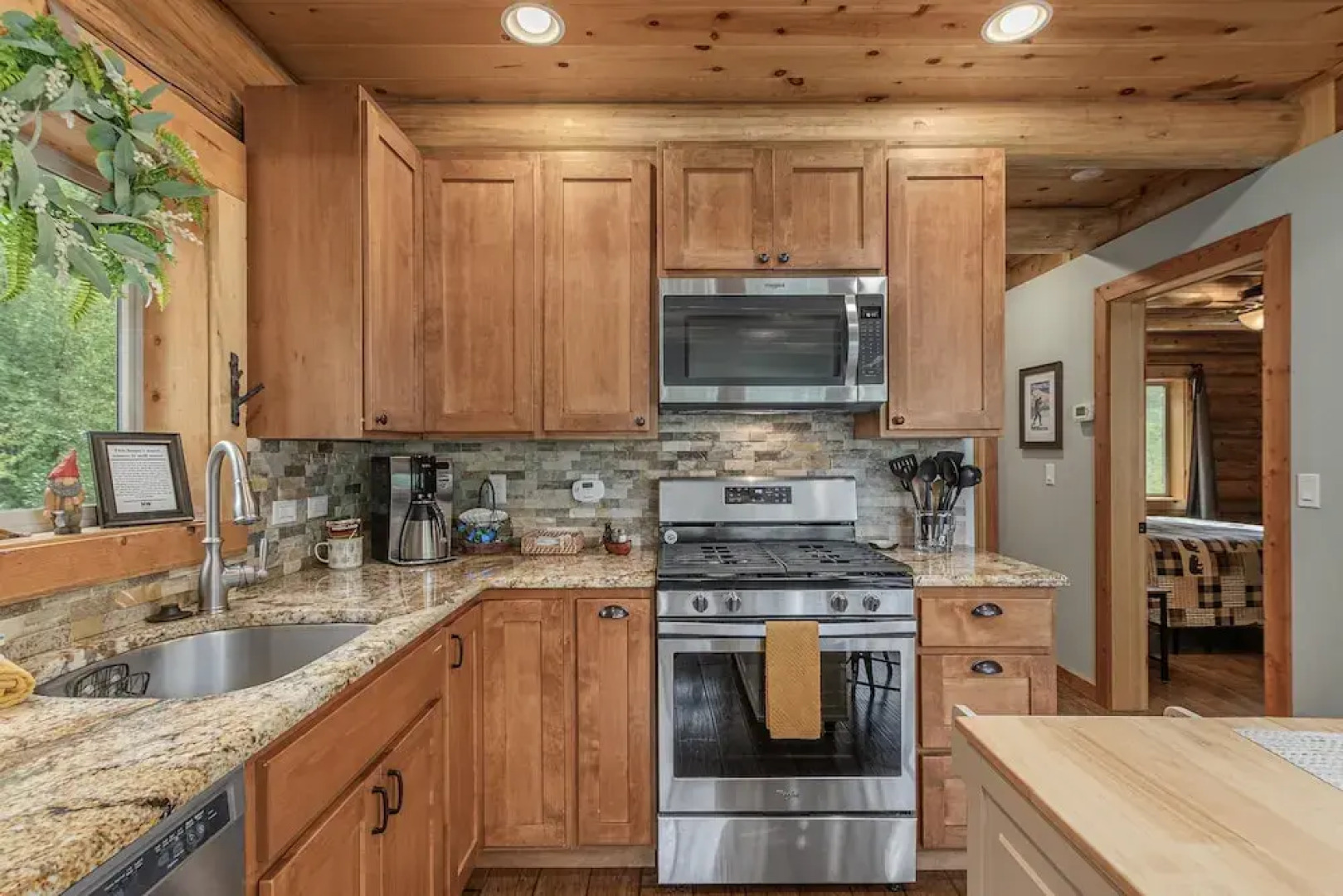 Bearfoot Chalet 3 Bedroom Home by NW Comfy Cabins