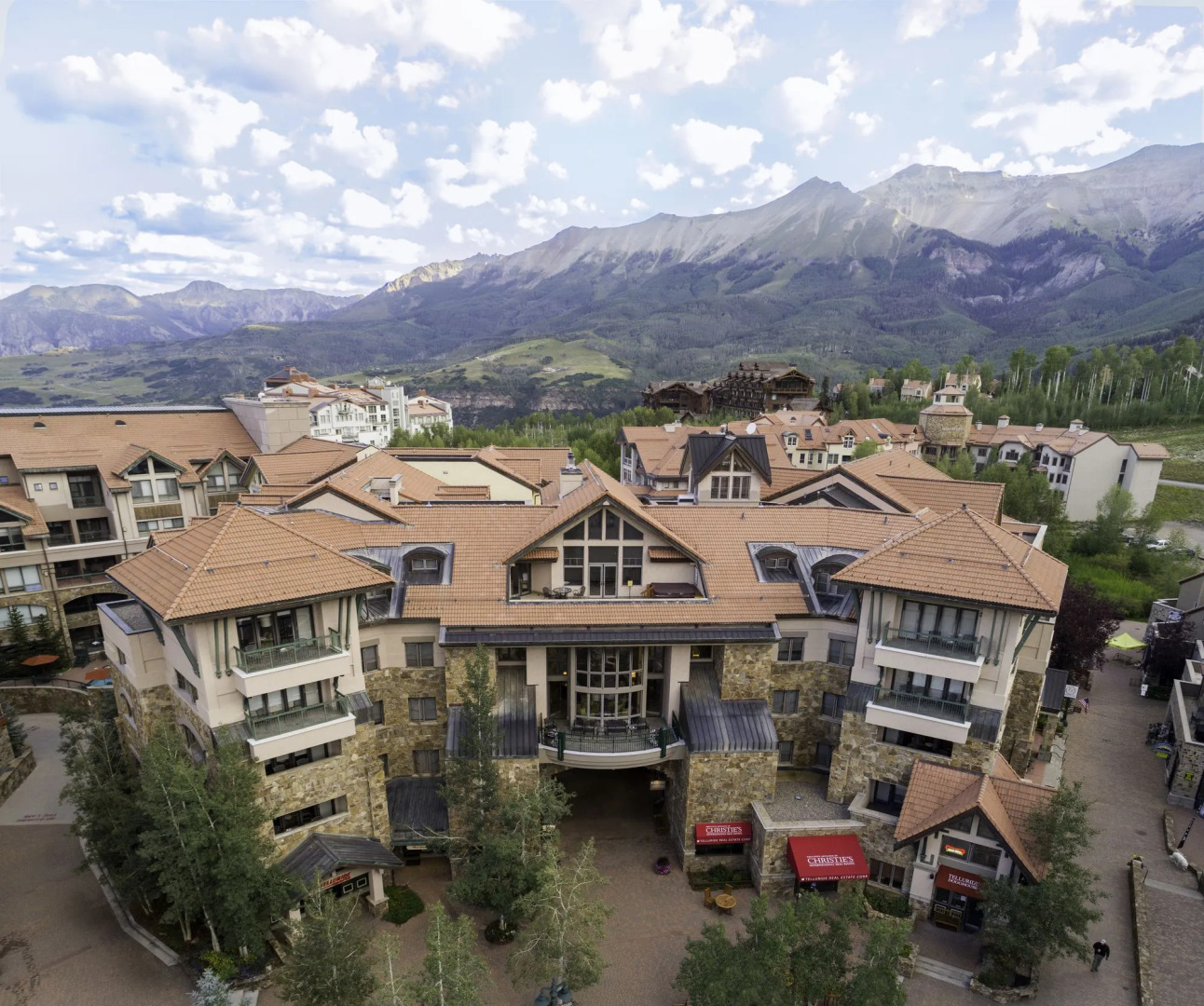 Fairmont Heritage Place, Franz Klammer Lodge