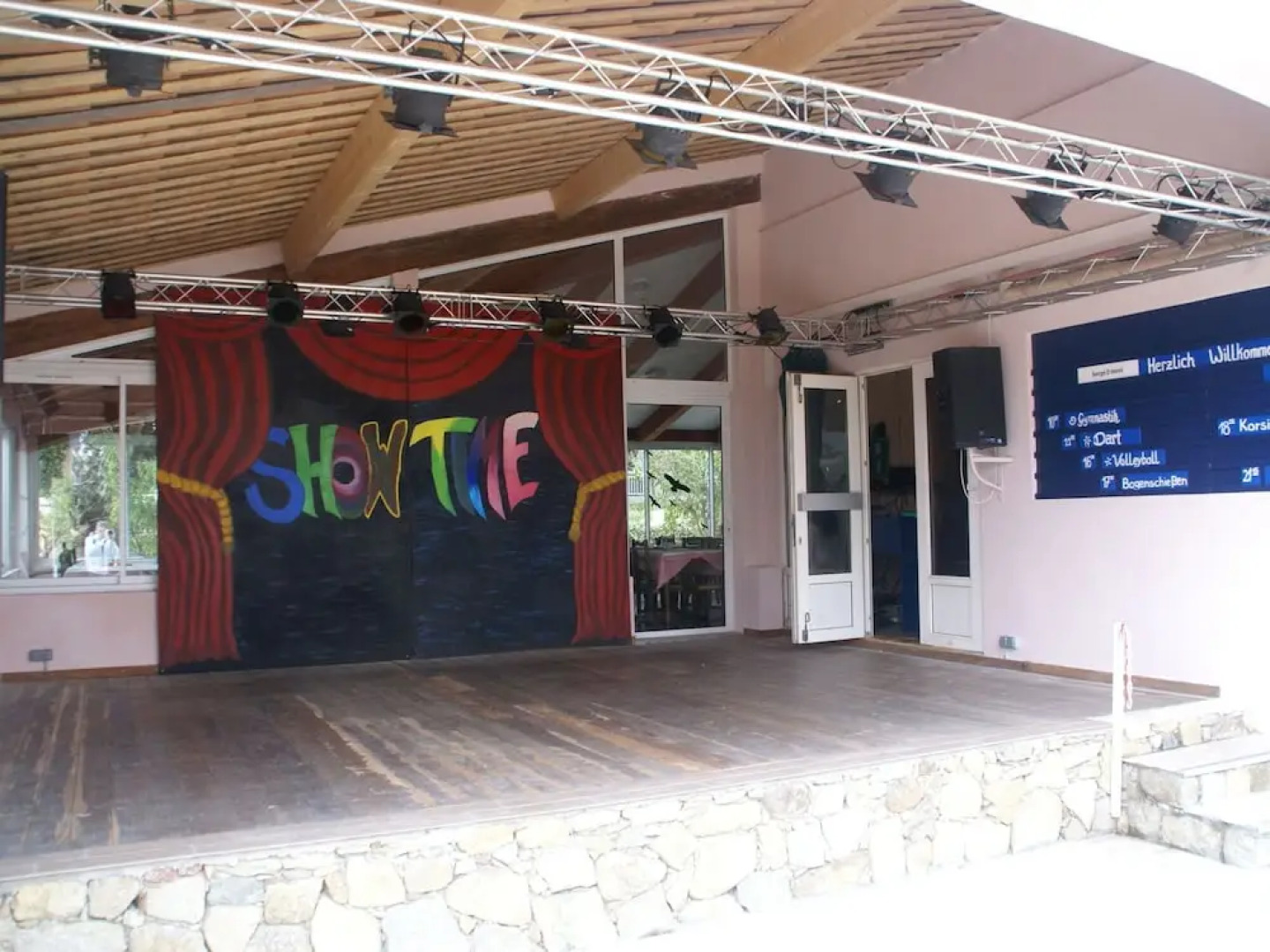 Spacious house, 100m from the beach, swimming pool.