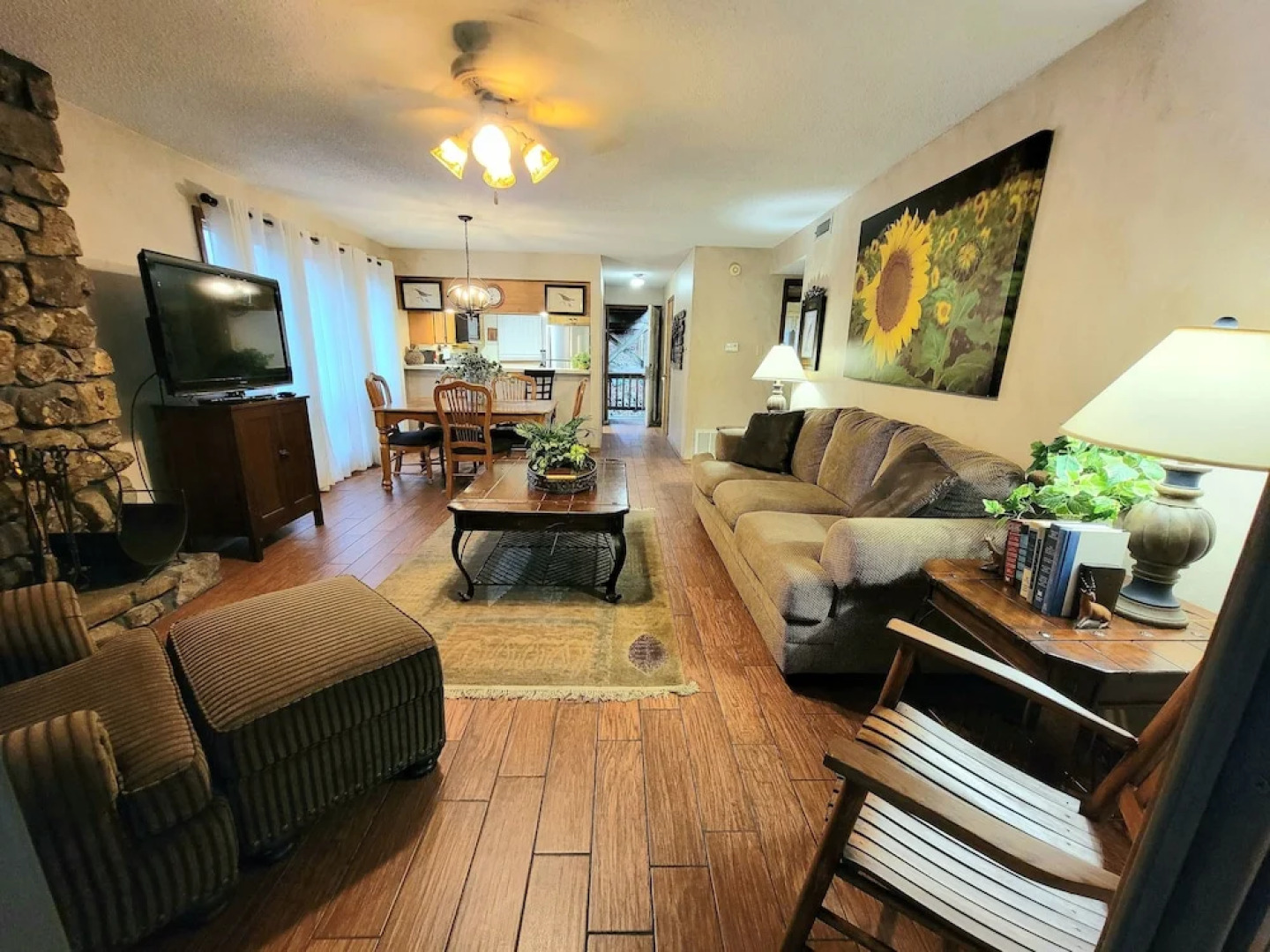 Forest view, log-sided two bedroom, two bath condo on Lake Ouachita. 2 Condo by RedAwning