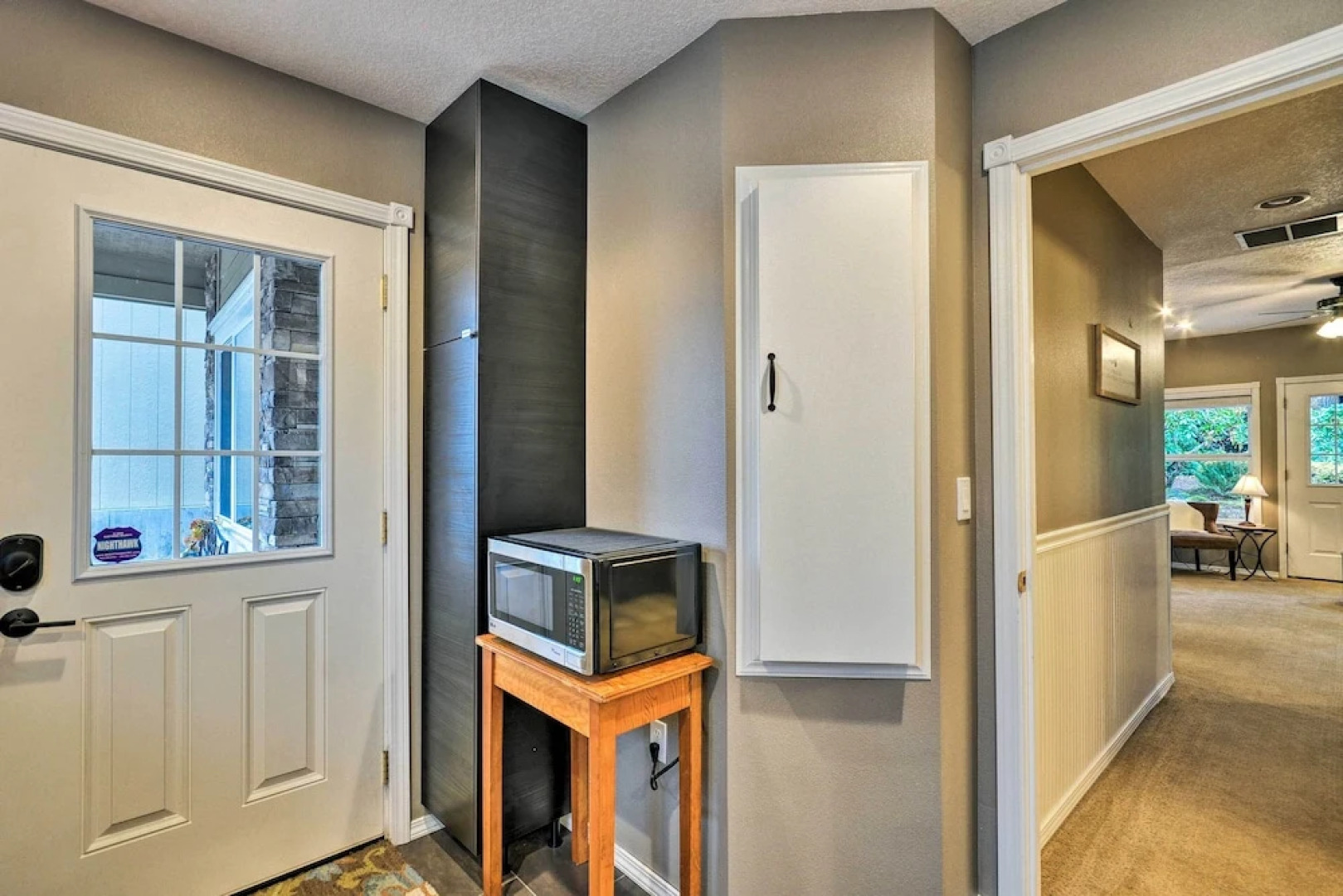 Cute & Cozy PDX Area Townhouse: 31 Mi to Mt. Hood!