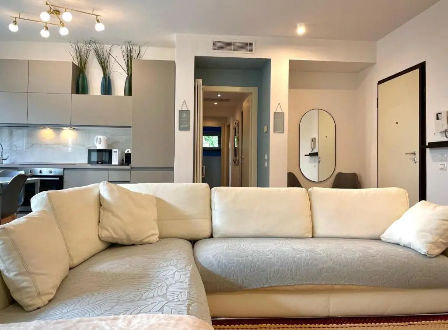 Chic Apartment - River View - Free Parking and WIFI