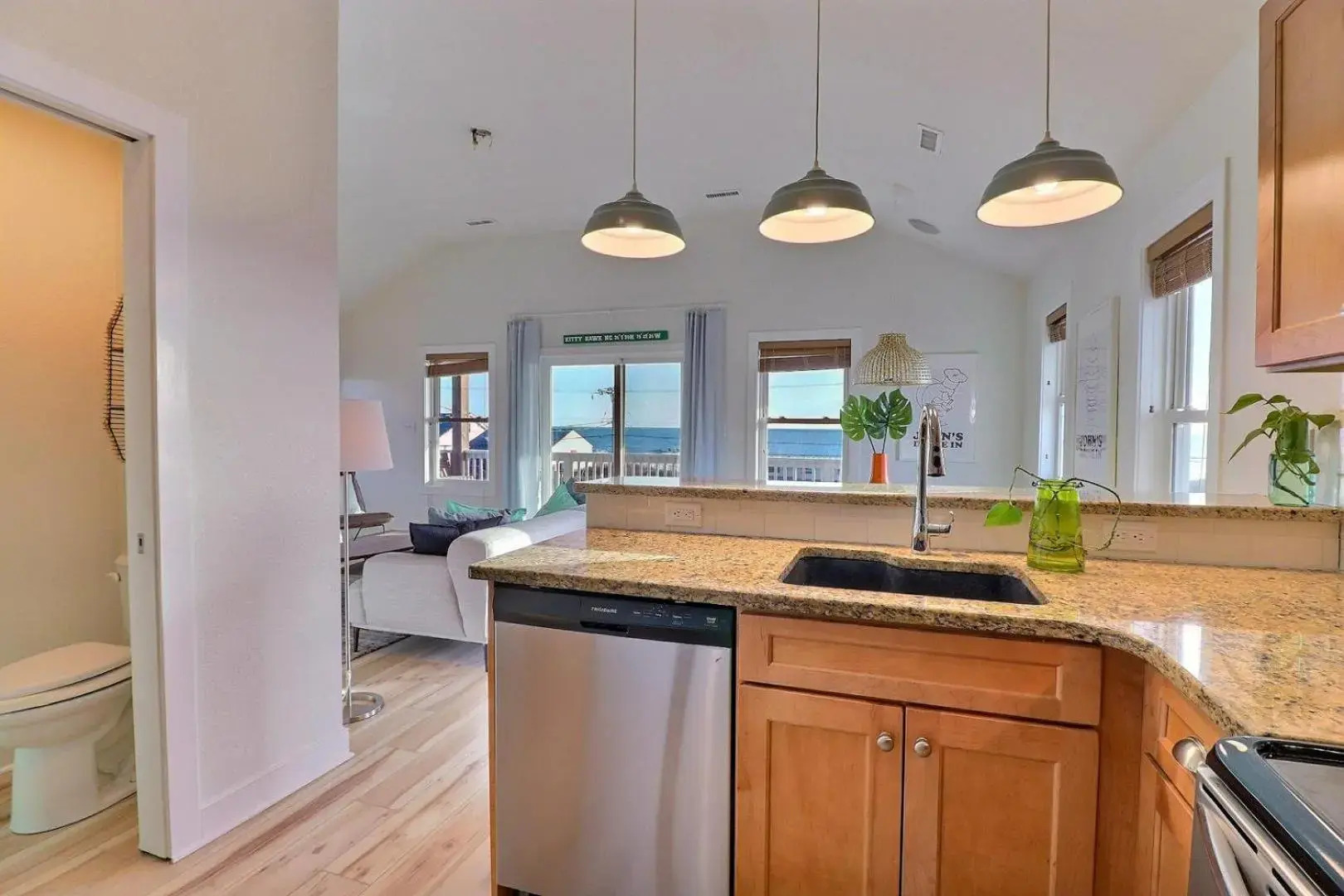 4120 The Shake Shack Across Street from Beach