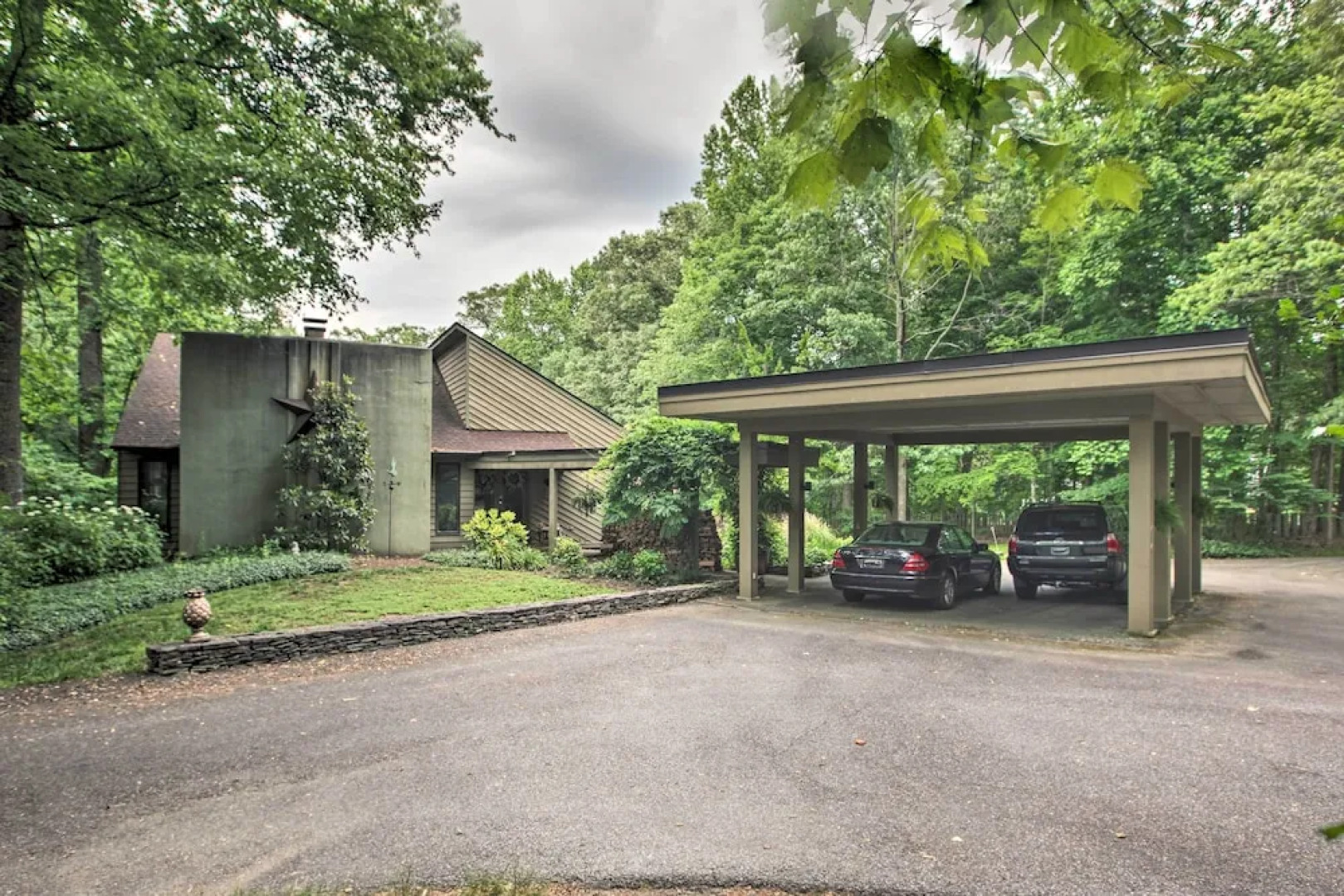 The White Elephant Inn Getaway w/ Pool & Hot Tub!