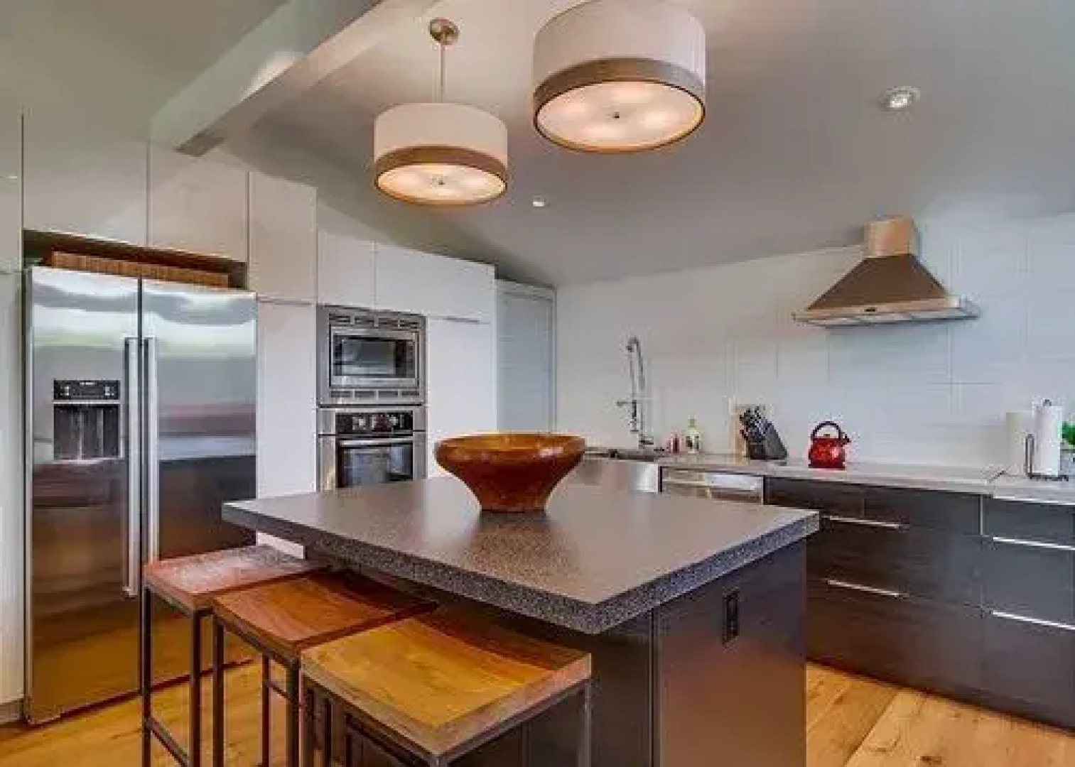 Newly Remodeled Beach 2 Br Condo by RedAwning