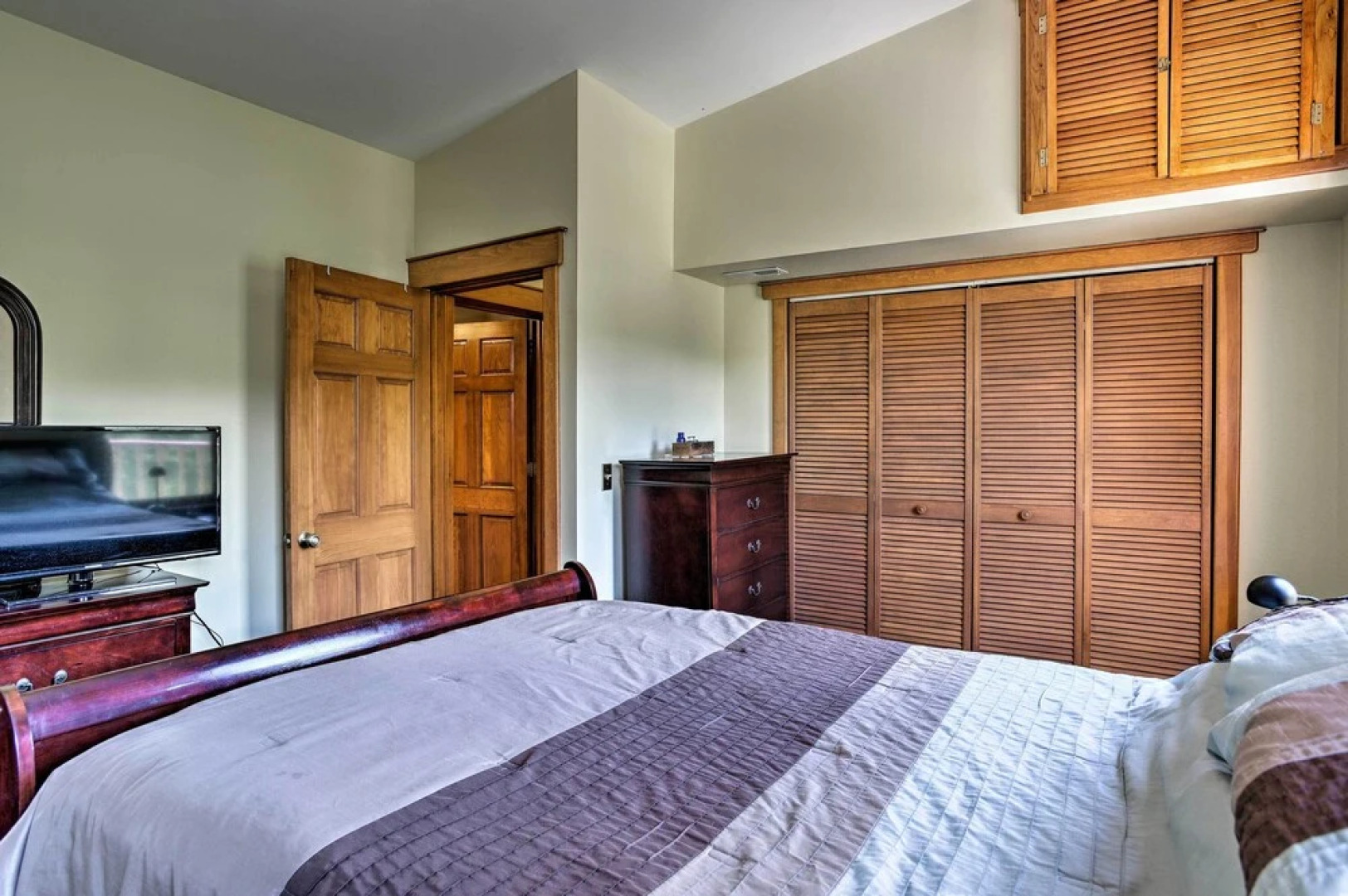 Cozy Home w/ Deck & Mtn Views, Walk to Casinos