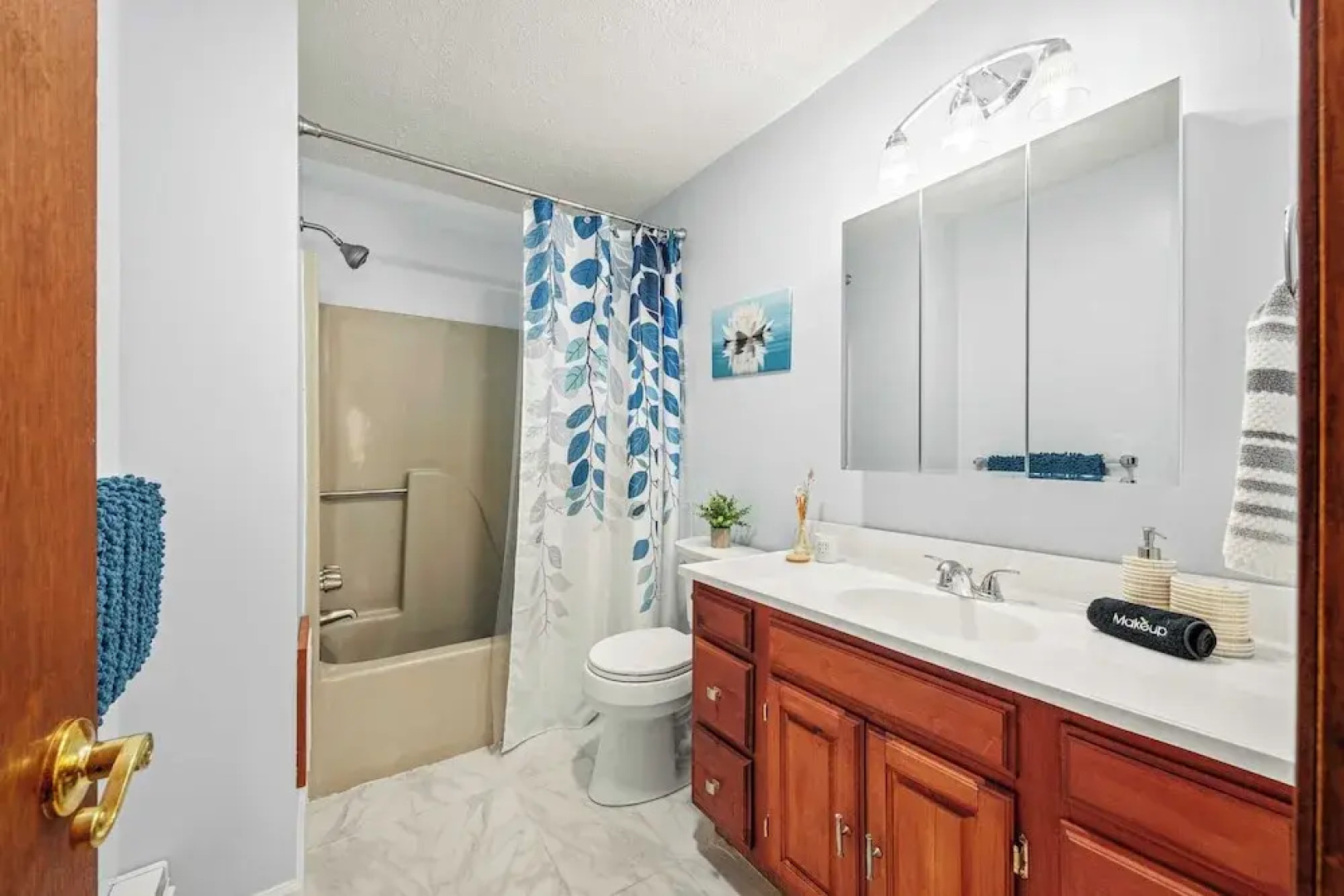 Stylish Renovated Home Open Layout, Coffee Bar + Near Hiking & Waterfalls