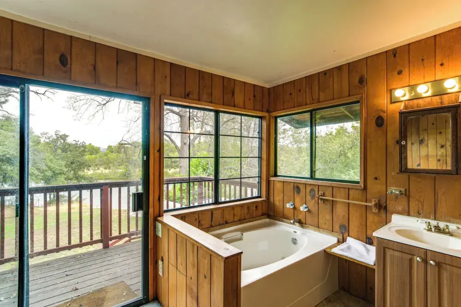 5 Mi to Lake Oroville: Huge Riverfront Home!