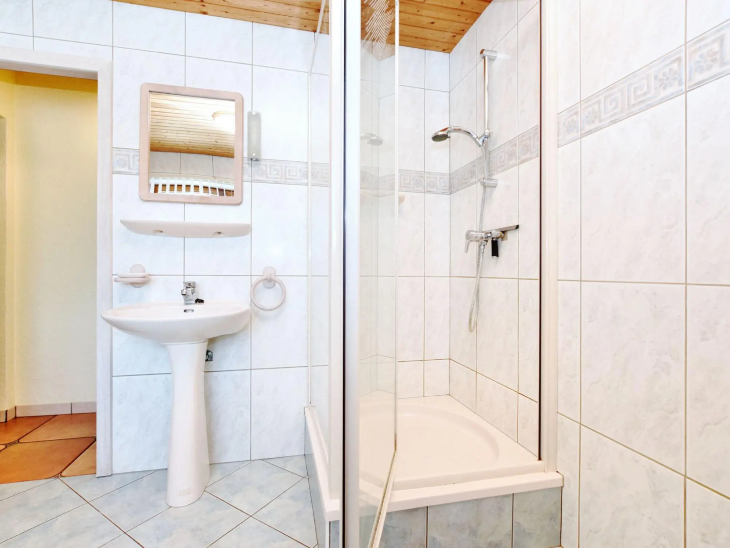 Modern Holiday Home in SchÃ¶nberg with Jacuzzi