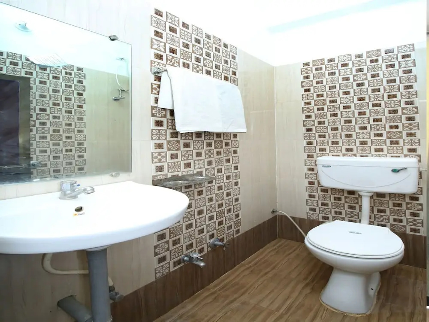 OYO 12407 Hotel Shri Radha ISBT