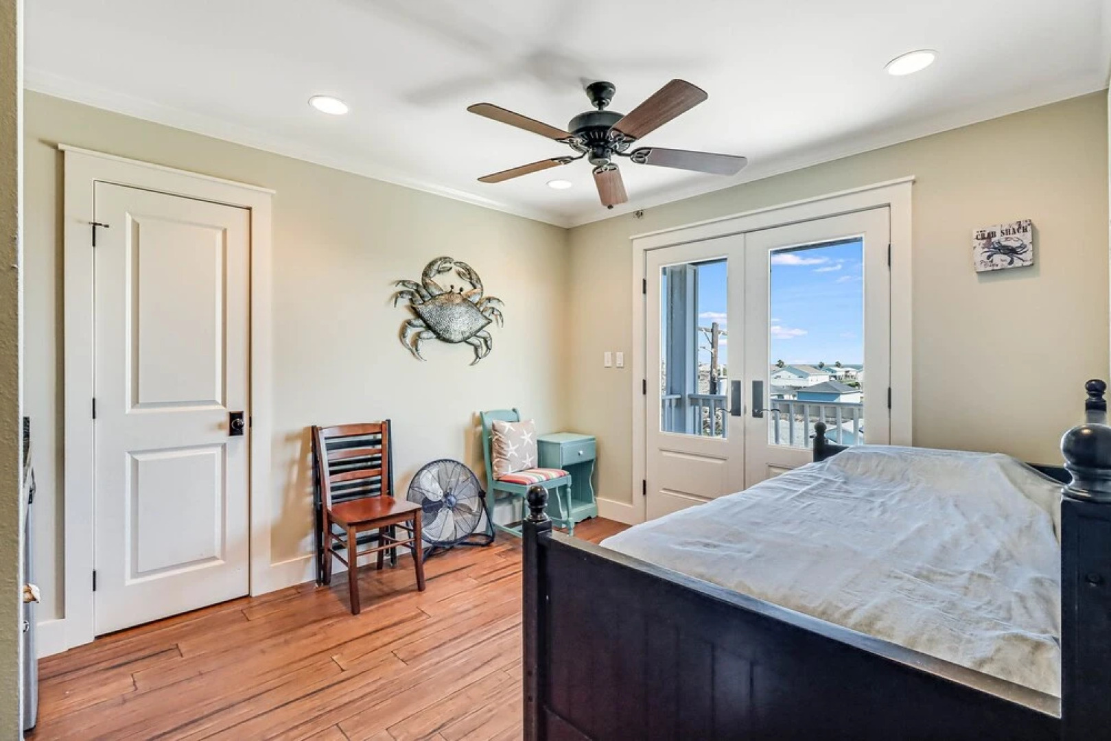 The James Pearl 4 Bedroom Home by RedAwning