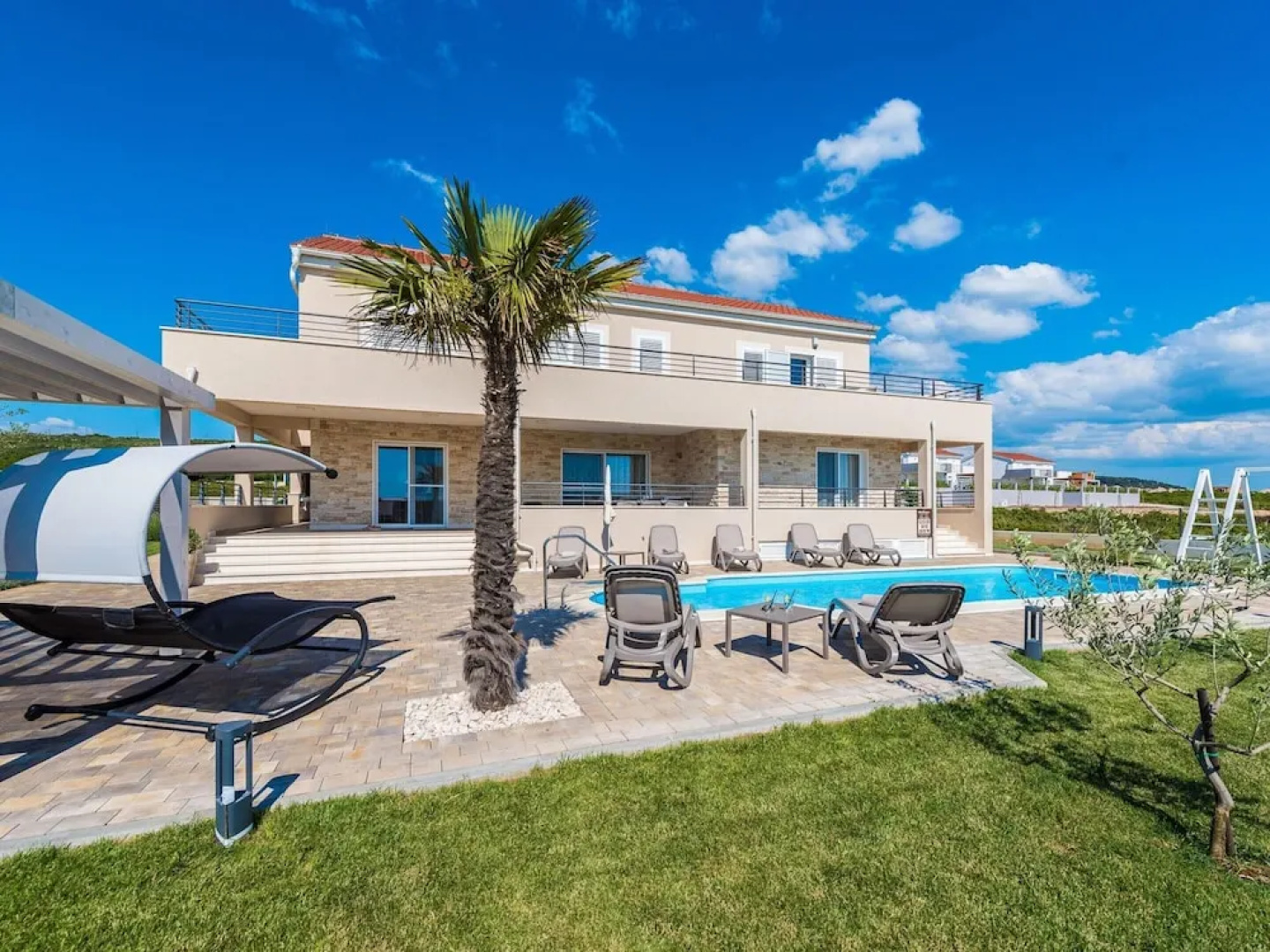 Superb 5 Villa With Heatable Pool Terrace, 4 en Suite Bedrooms, 5 km From sea