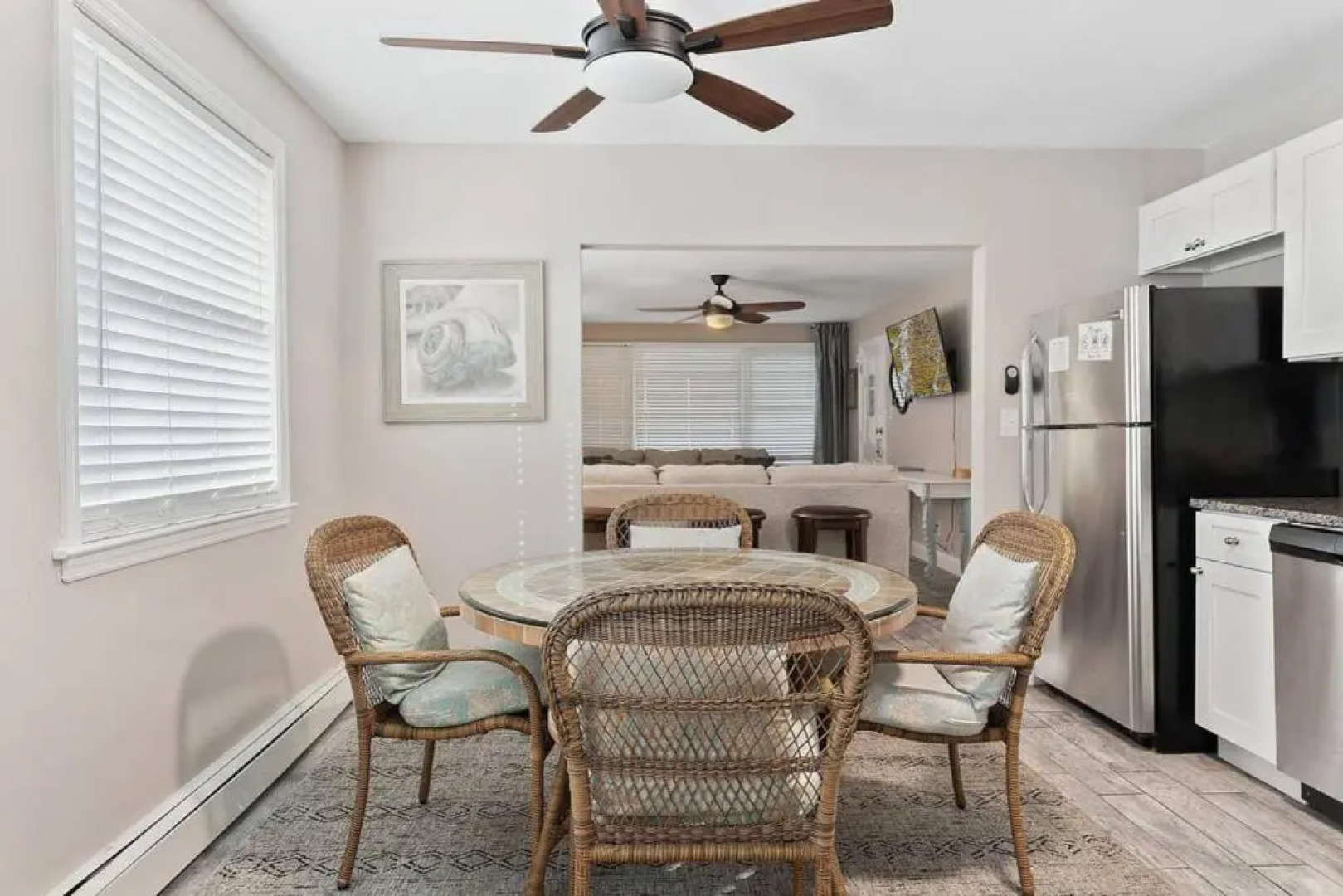 Bright Cozy 2 Blocks to the Beach Parking