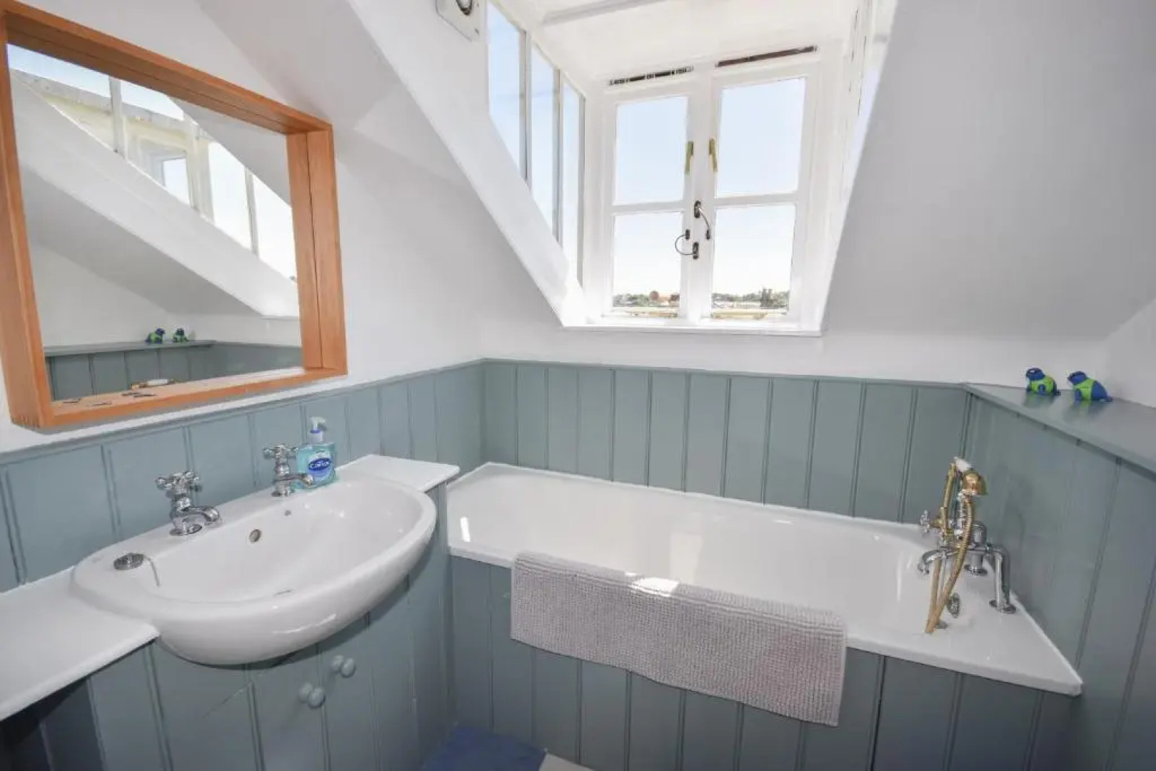 Arden Villa Sleeps 8 Moments From the Golden Sandy Beach of Ryde