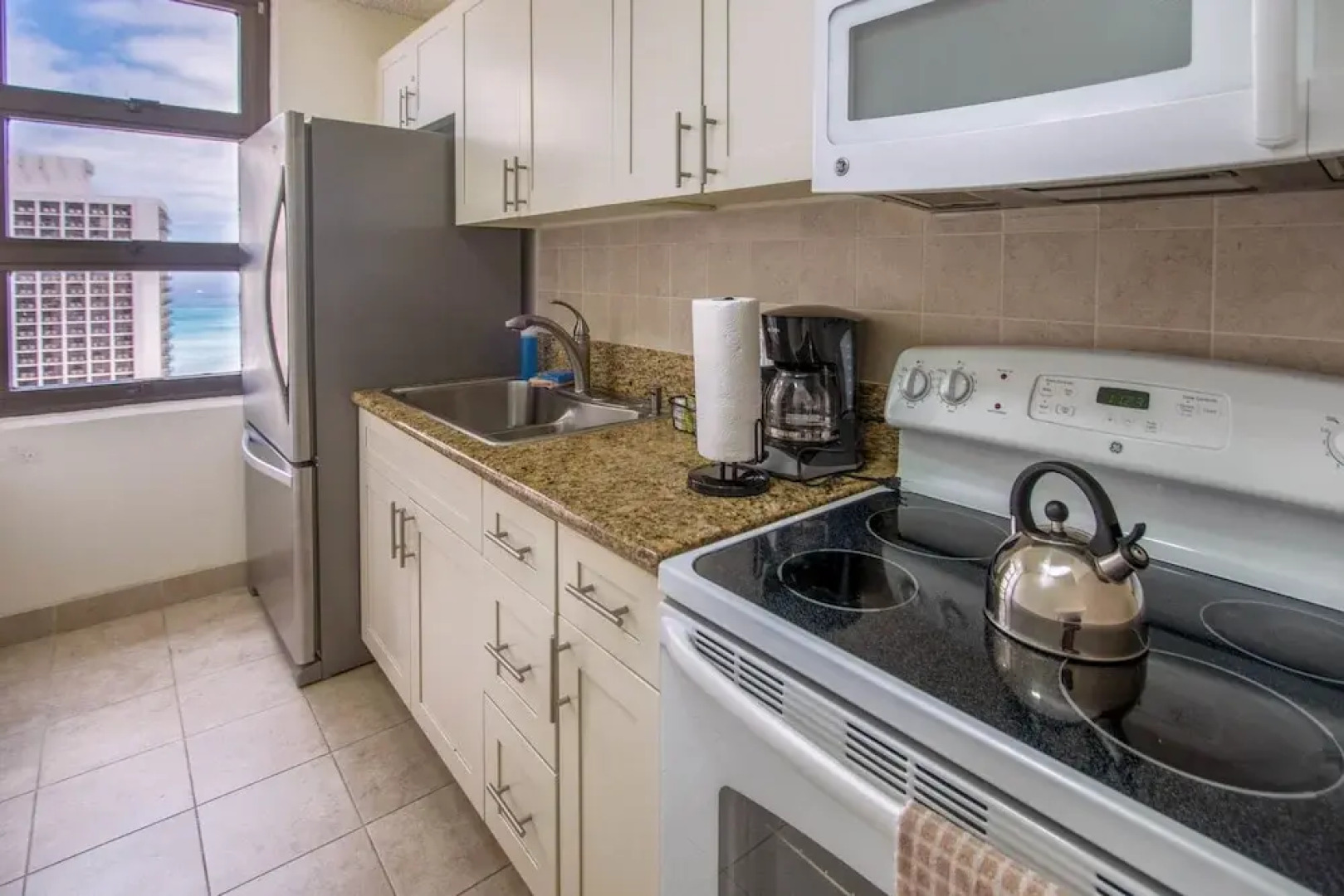 Waikiki Banyan - Ocean View Tower 1 Suite 2214