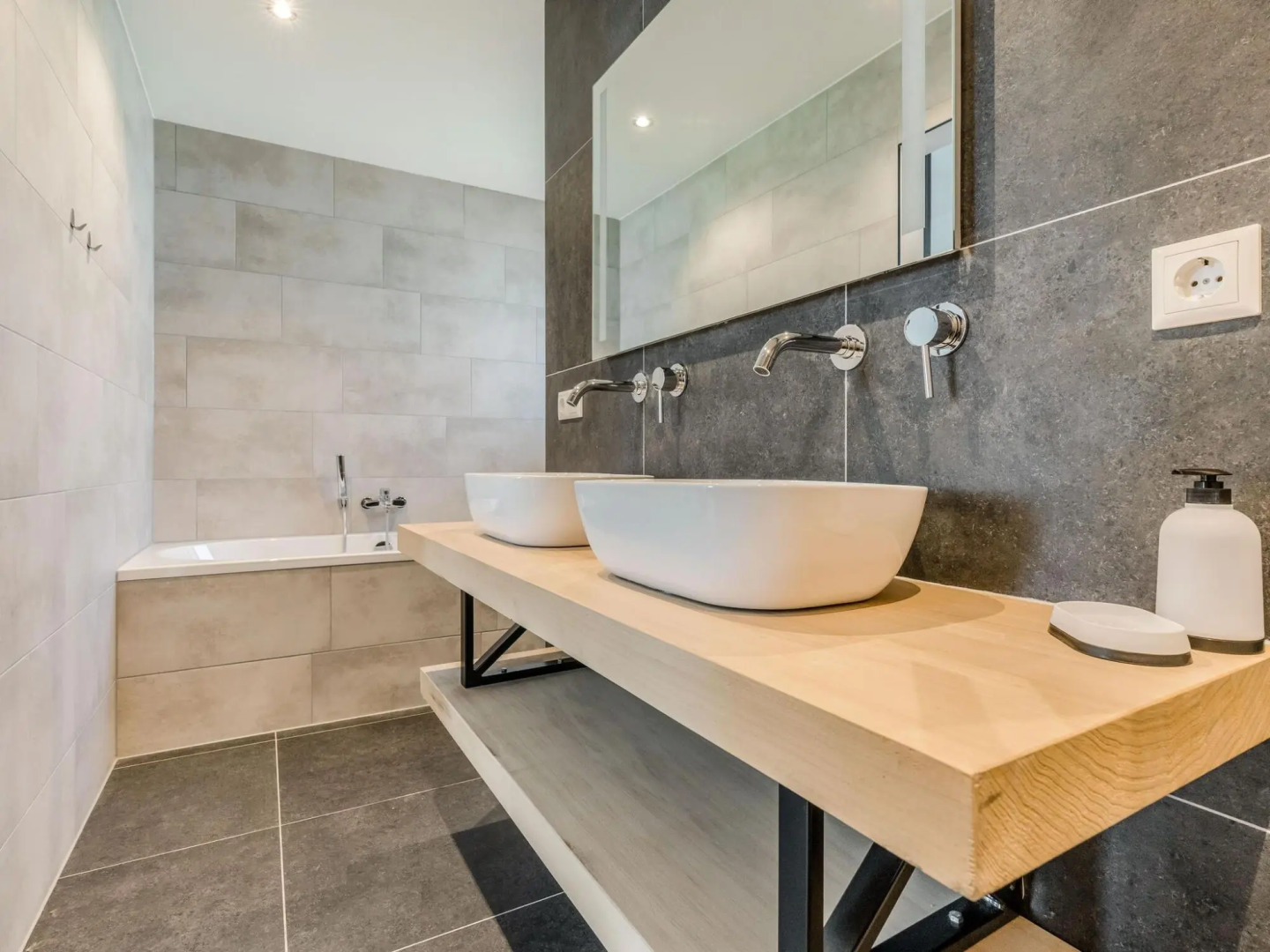 Modern house with two bathrooms, on a holiday park near Baarle-Nassau