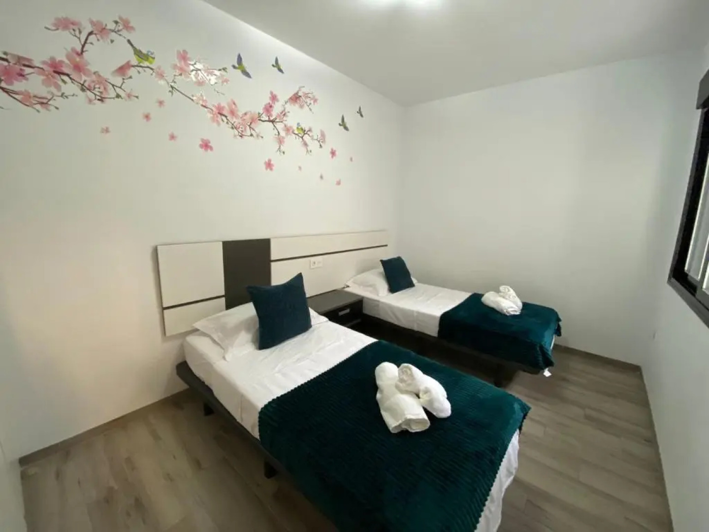 New Modern Immaculate 2 Bed 6 guestApartment Bobby