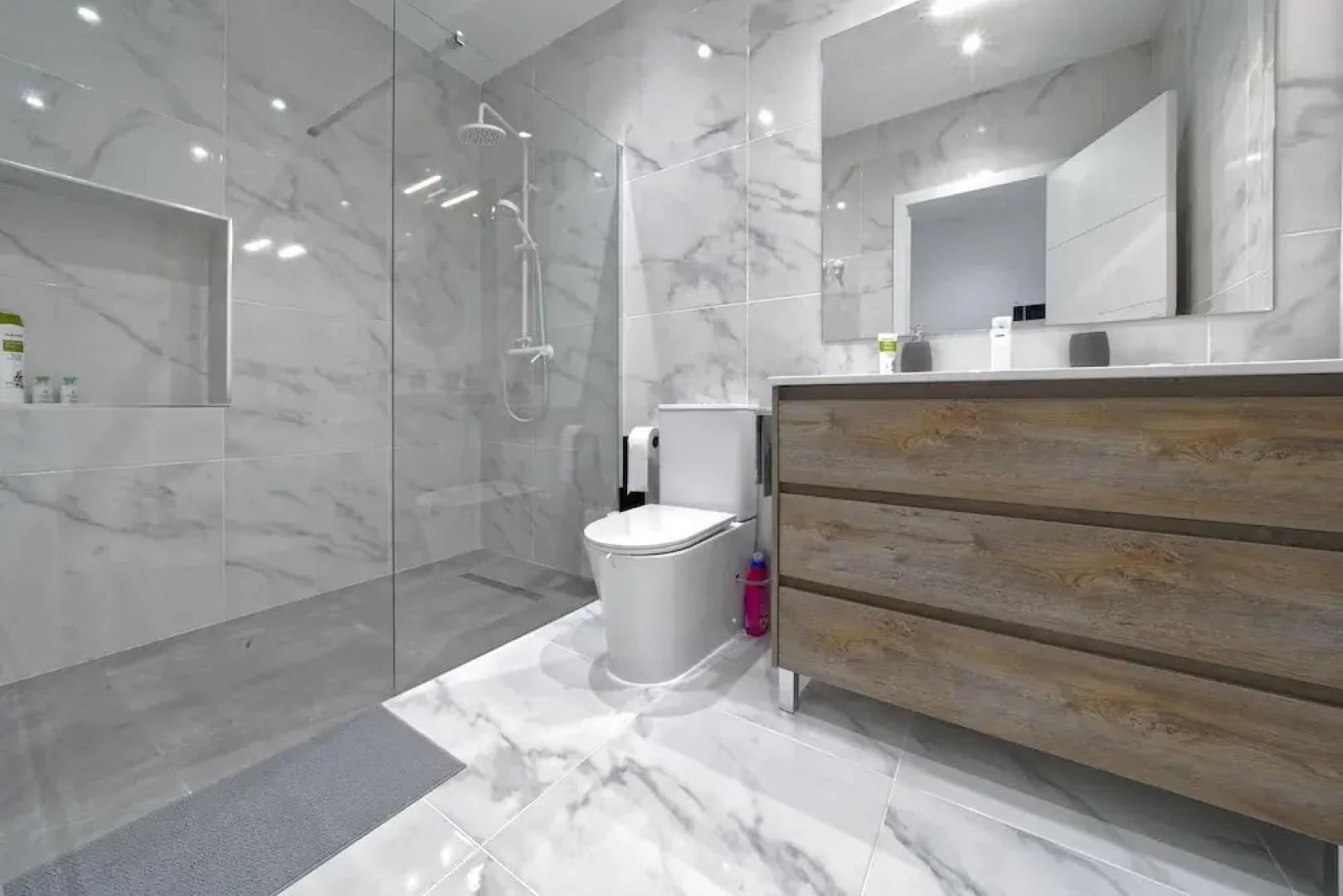 CASA VERDE Comfortable Air-Conditioned