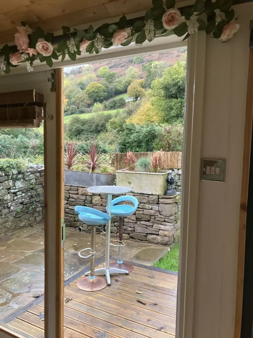 1 Bed Converted Railway Wagon Near Crickhowell