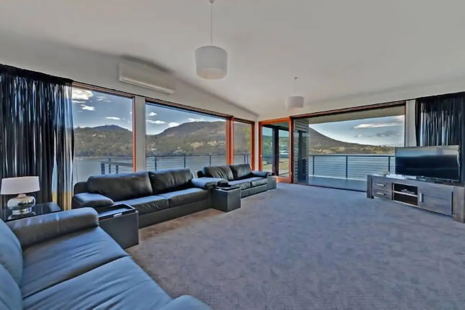 Hobart Waterfront Luxury Retreat