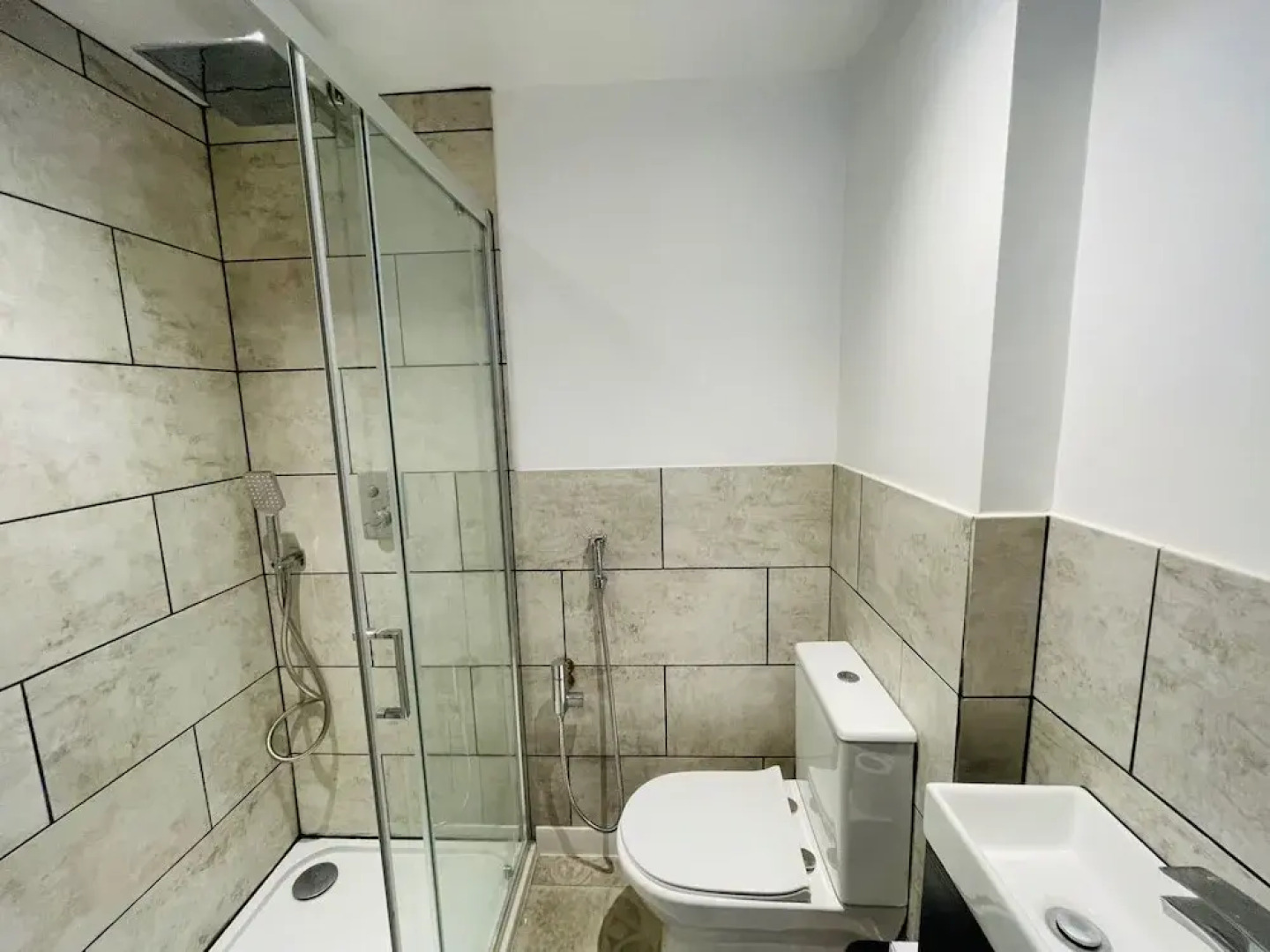 Spacious 6 Bedroom Retreat in Milford Haven