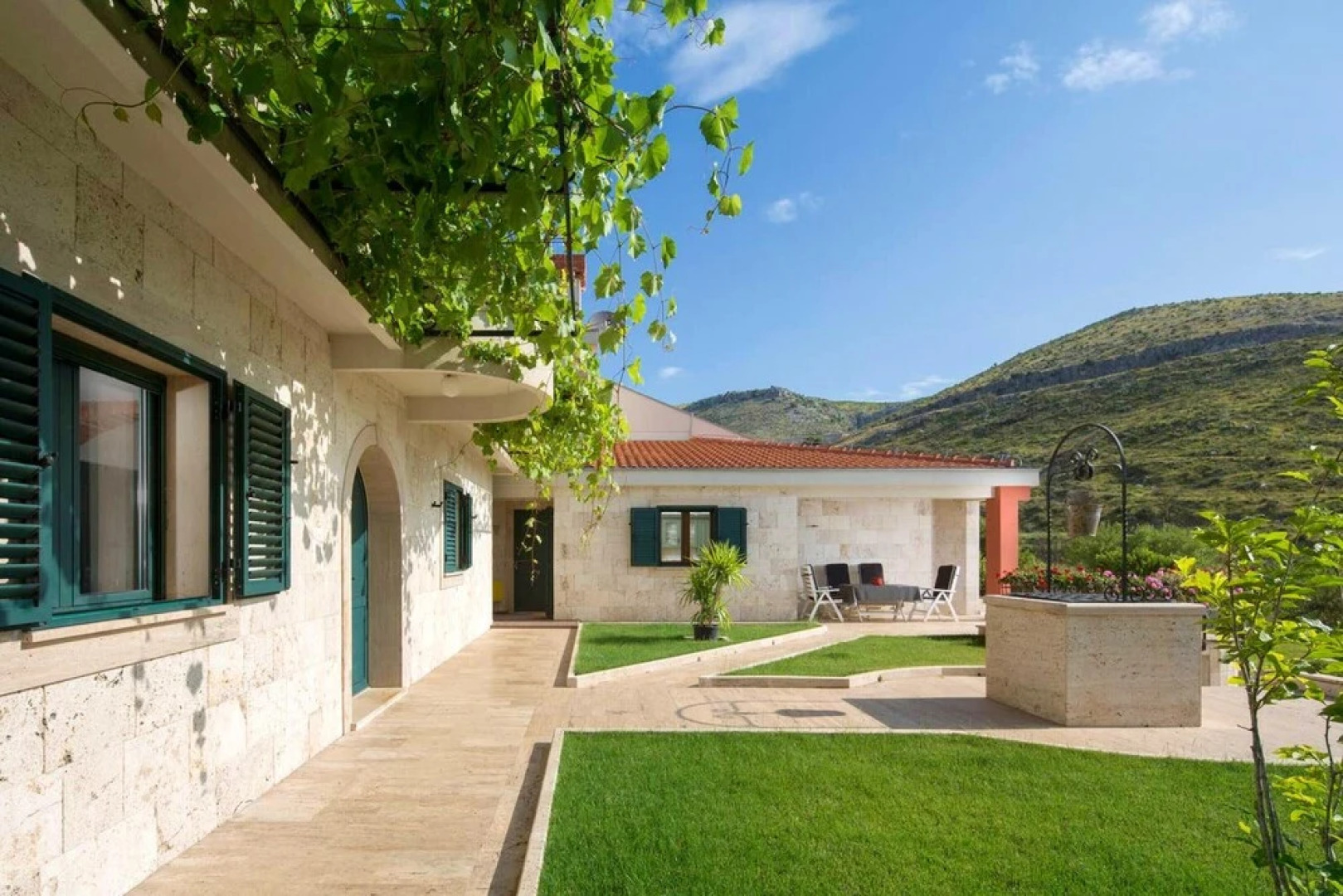 Villa With 4 Bedrooms in Prgomet, Trogir, With Wonderful sea View, Private Pool, Furnished Terrace - 6 km From the Beach