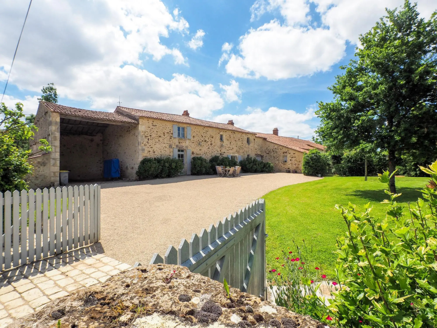 Attractive Holiday Home With Private Swimming Pool and Pool House in the Vendee