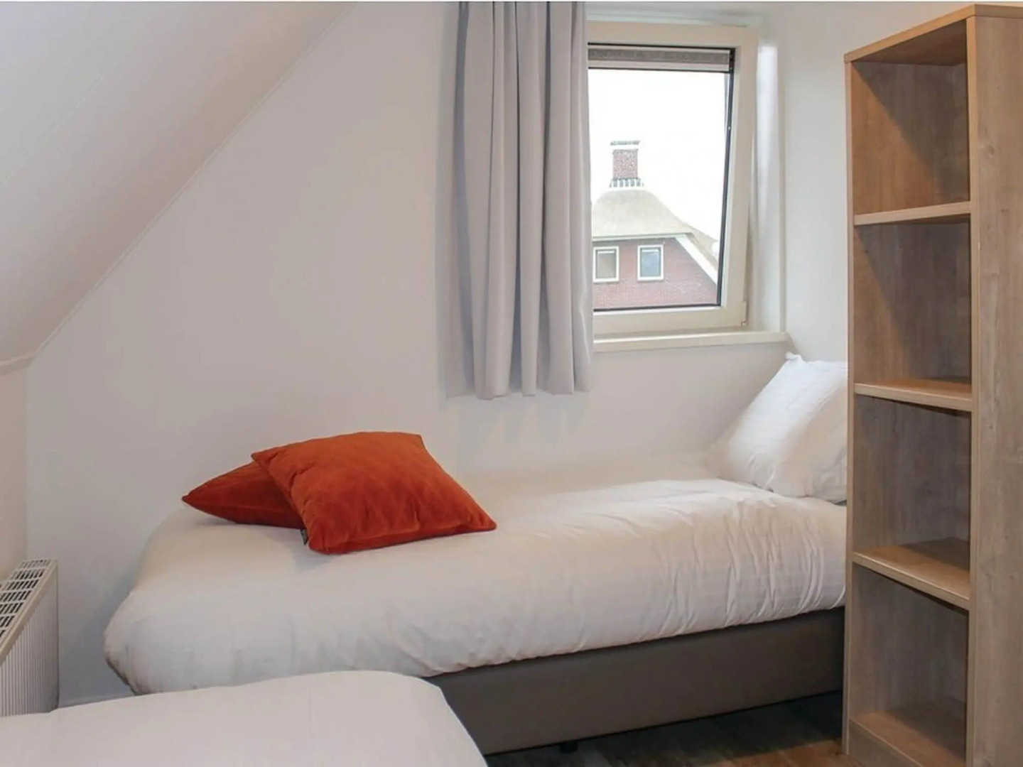 Beautiful villa with enclosed garden, in a holiday park on the Frisian lakes