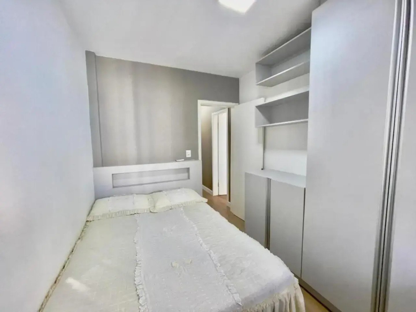 Apto amplo no coração da meia praia a 130m do mar