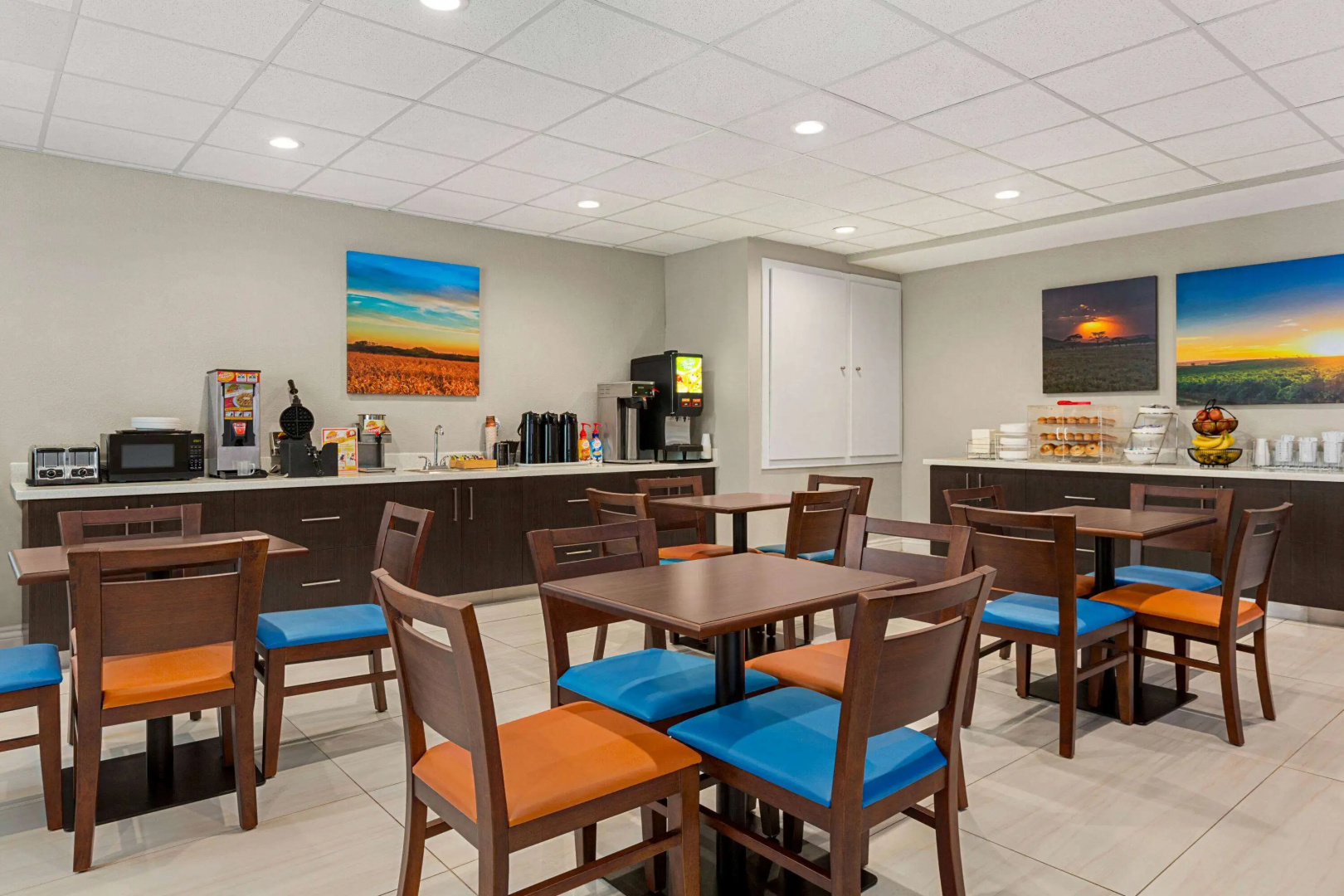 Days Inn & Suites by Wyndham Greater Tomball