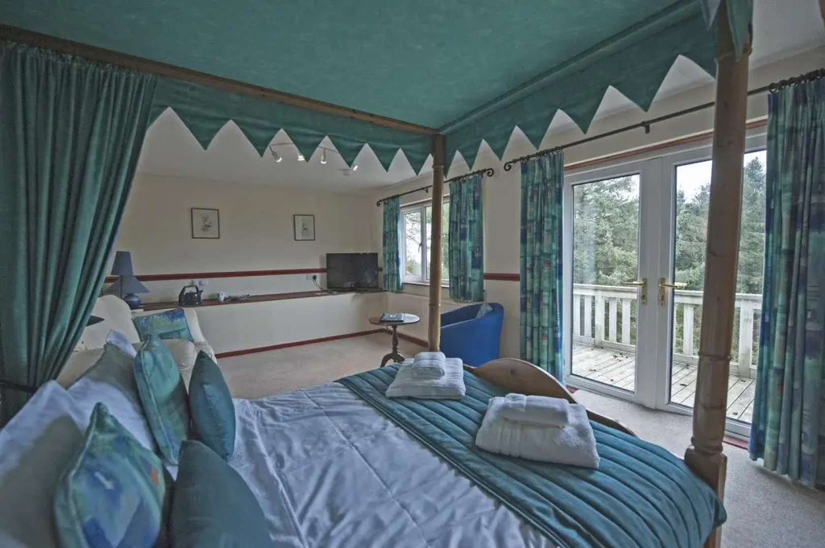 Cwmwennol Country House