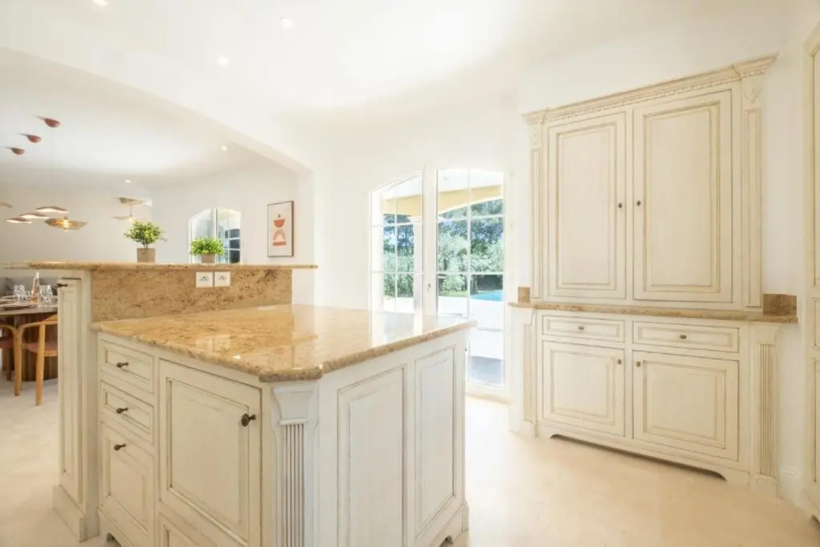 SERRENDY BIJOU de 280m2 au calme absolu avec piscine à débordement