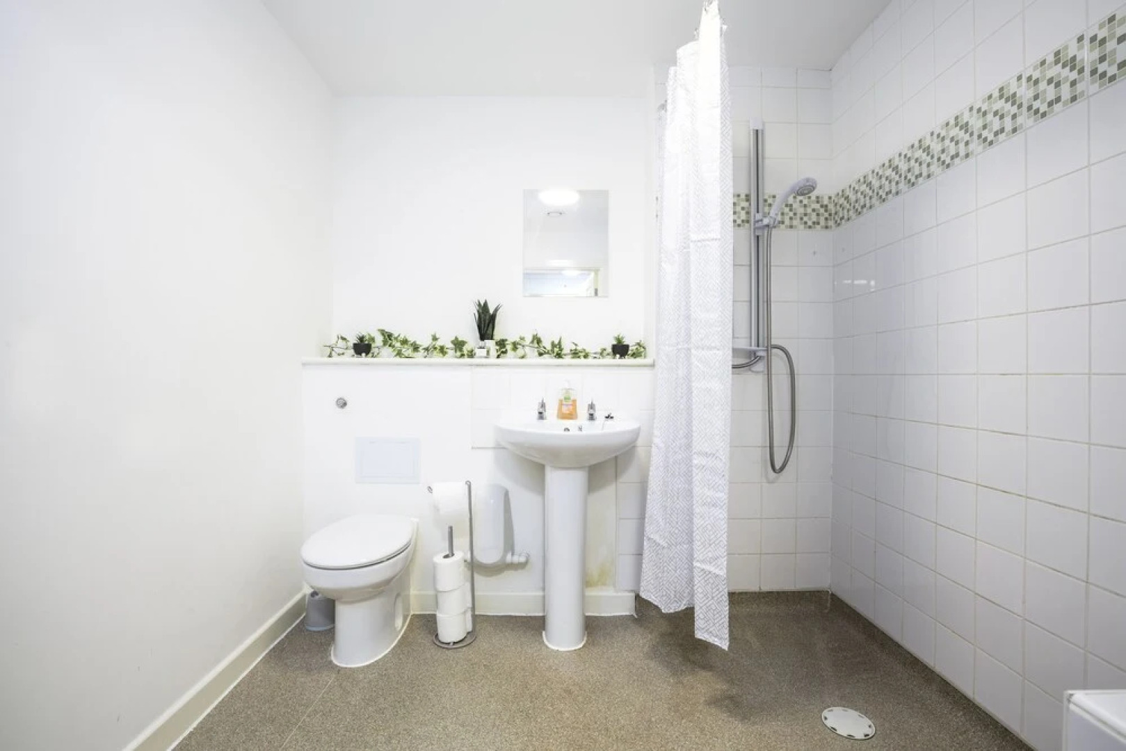 Large Apartment With Balcony Free Parking & Fast Wifi