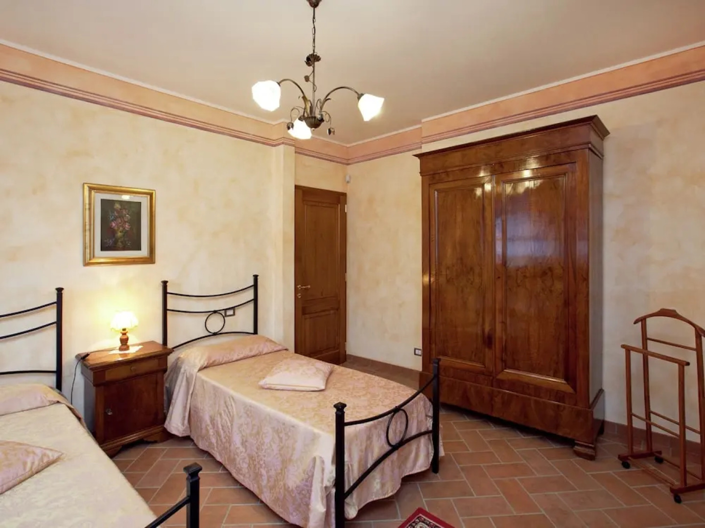 Tuscan Style Apartment with View of the Hills