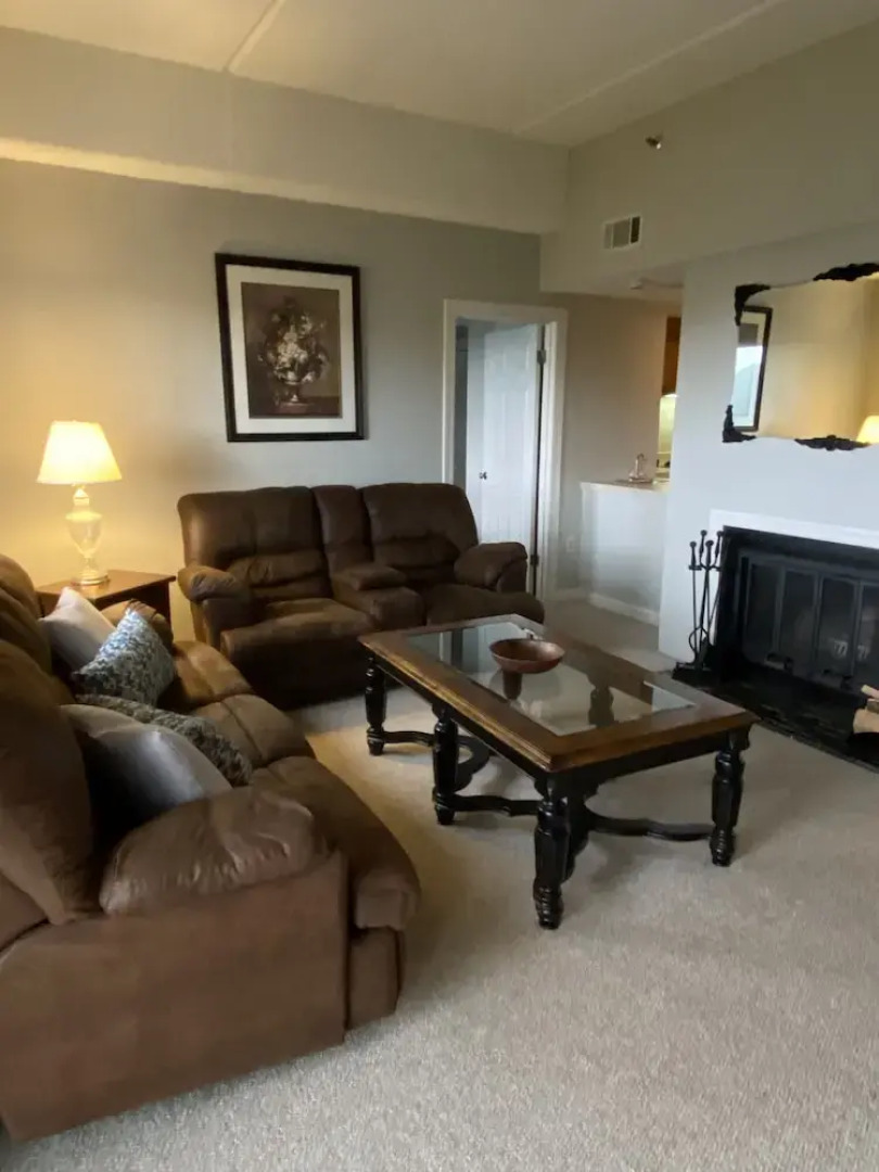 Romantic Getaway 2 Bedroom Condo by Redawning