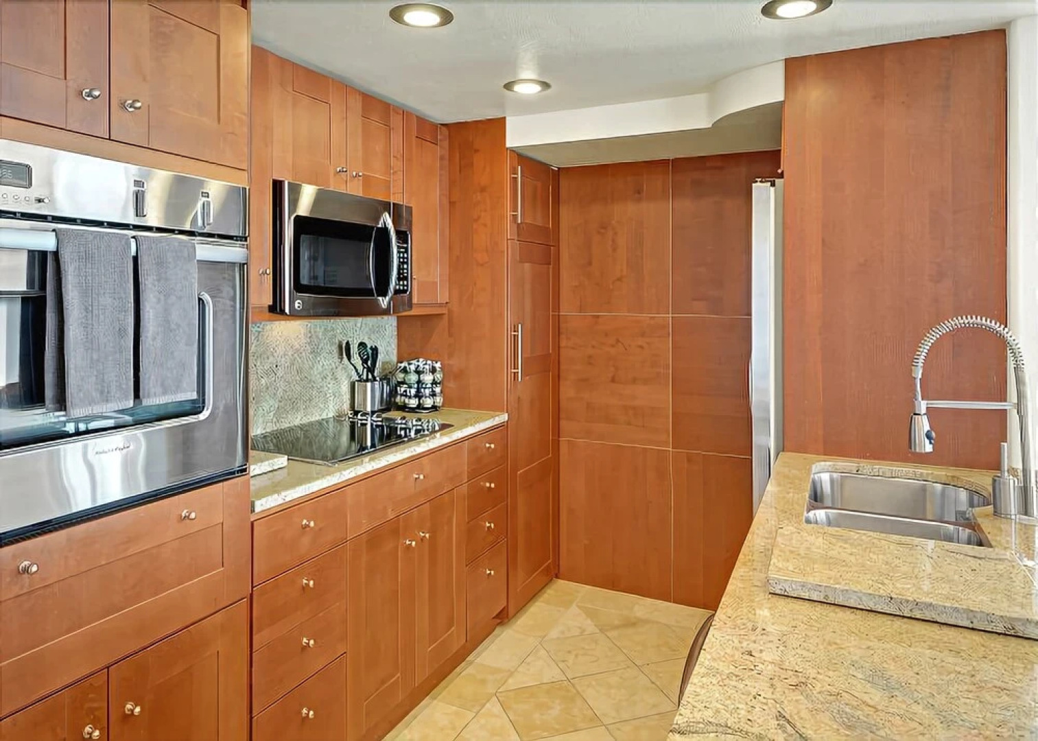 Newmark Elliott Bayview Luxury Suite - Two Bedroom Apartment with Balc