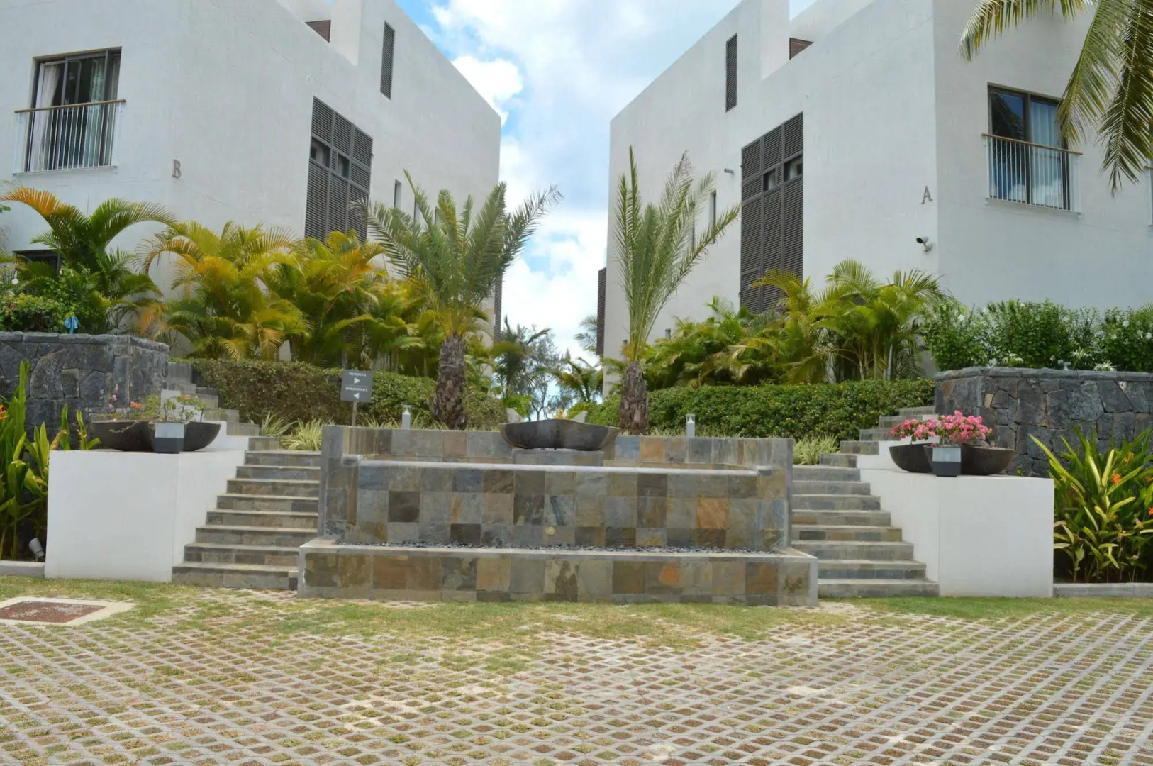 Rose Des Sables Beachfront Apartments