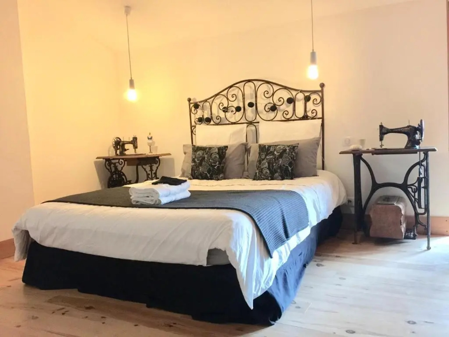 Magnificent Renovated Farmhouse - 10 Min A7 -