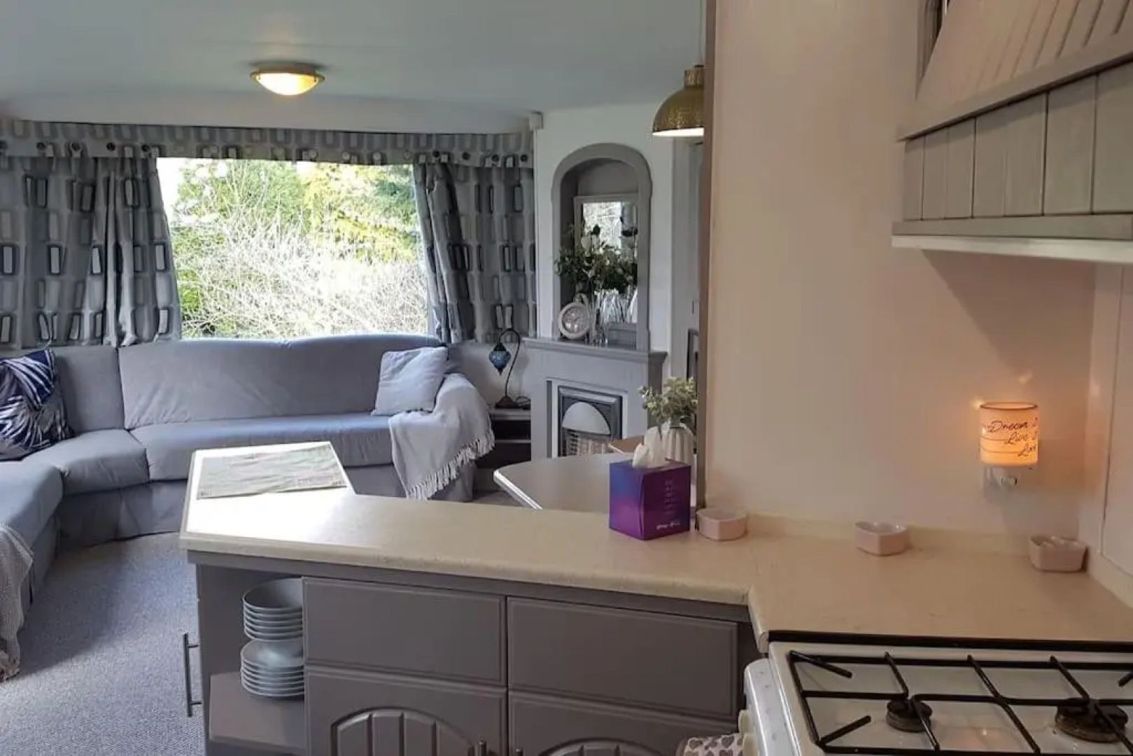 3 Bedroom Caravan with On-Site Pool, Island View 6