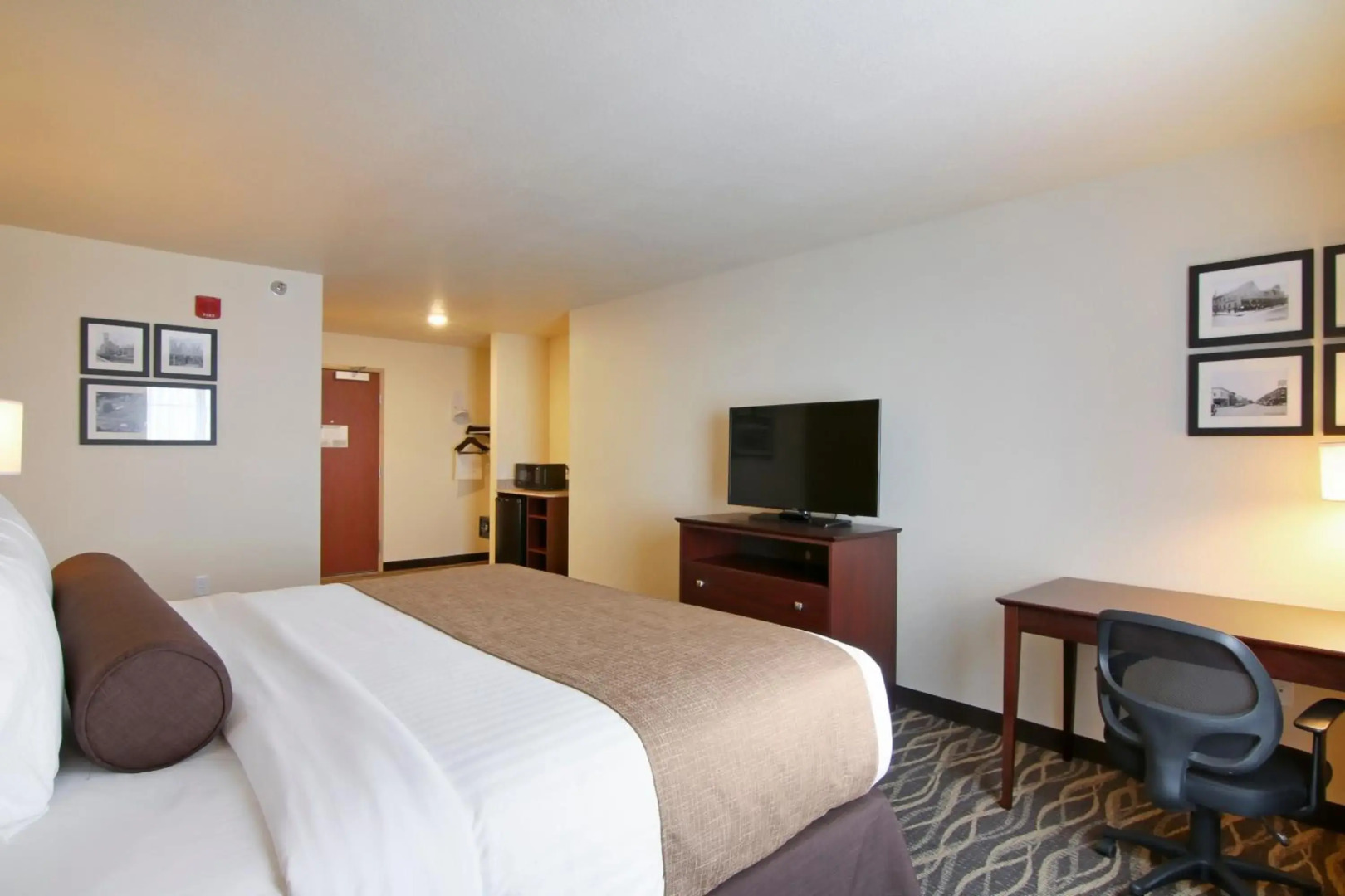 Cobblestone Inn & Suites at UW Stout Downtown Menomonie